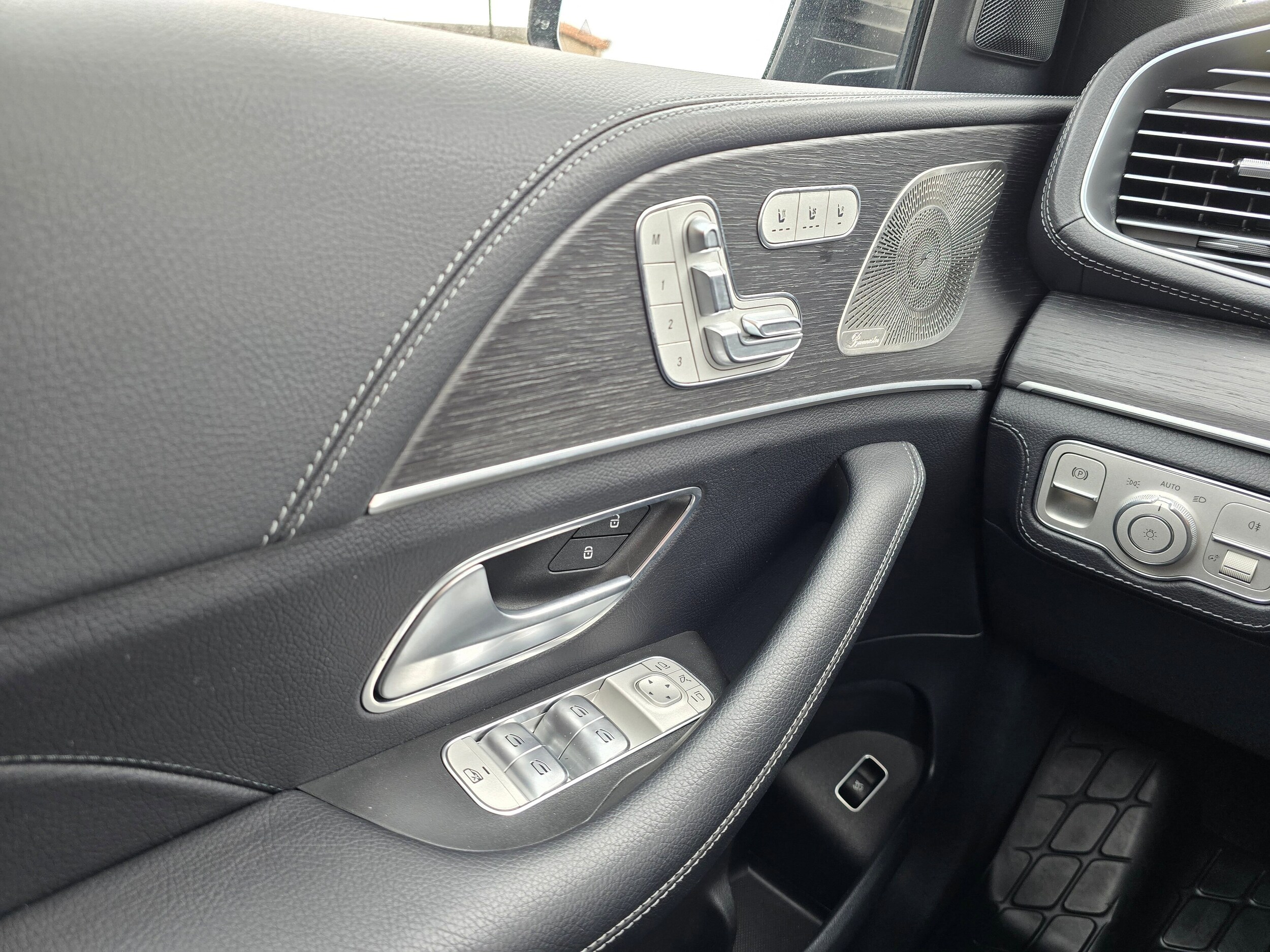 Used 2024 Obsidian Black Metallic Mercedes-Benz GLE 350 image 57