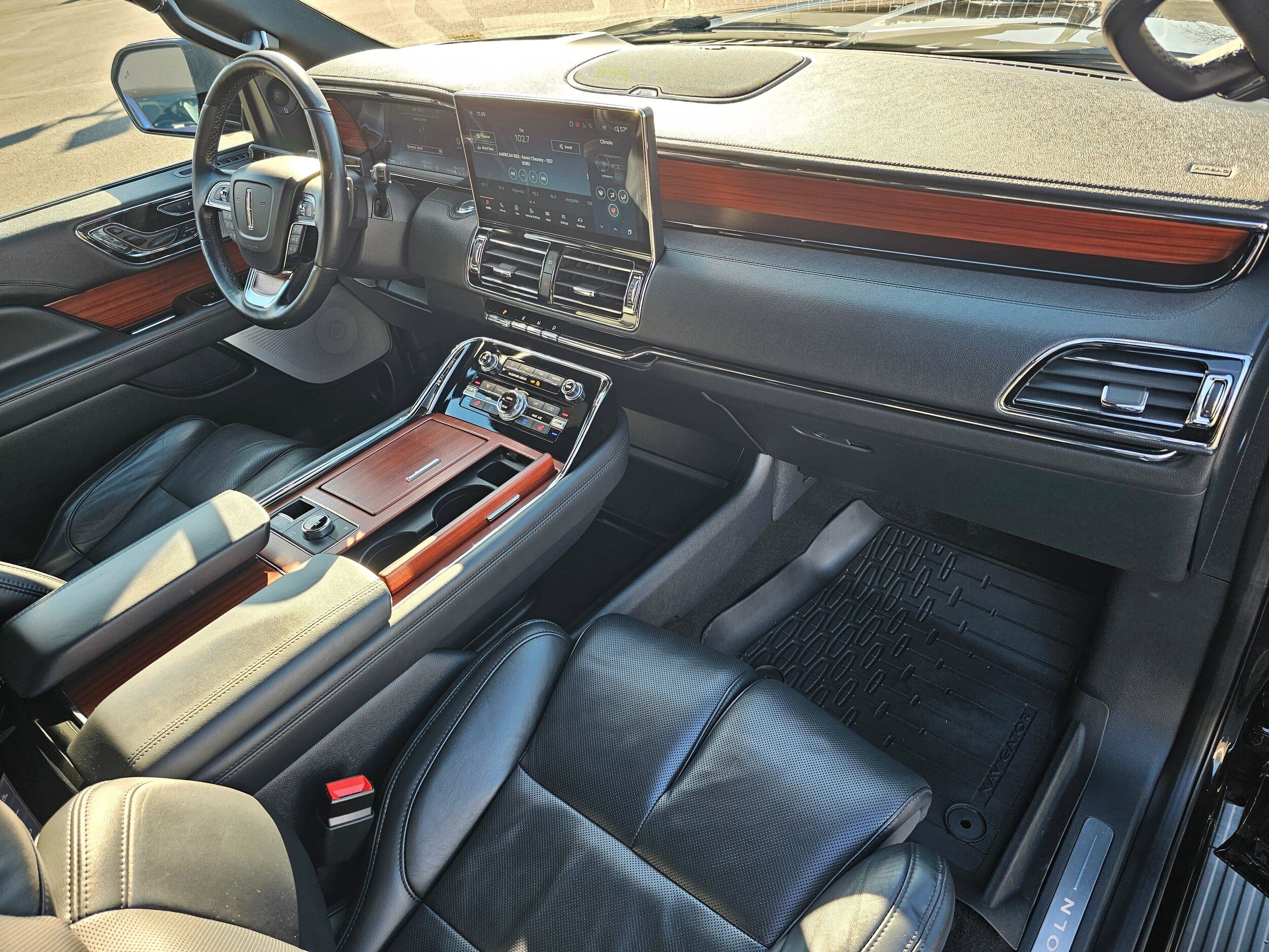 Used 2024 Infinite Black Metallic Clearcoat Lincoln Reserve image 16