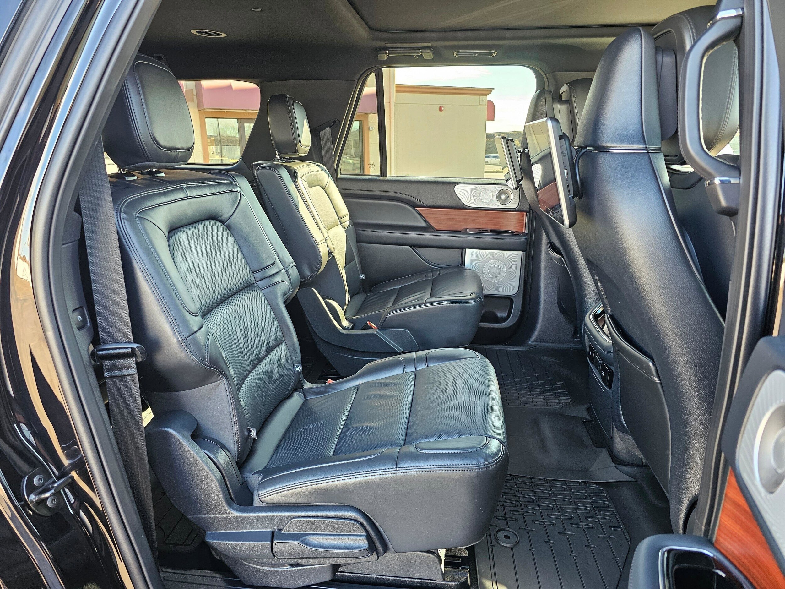 Used 2024 Infinite Black Metallic Clearcoat Lincoln Reserve image 14