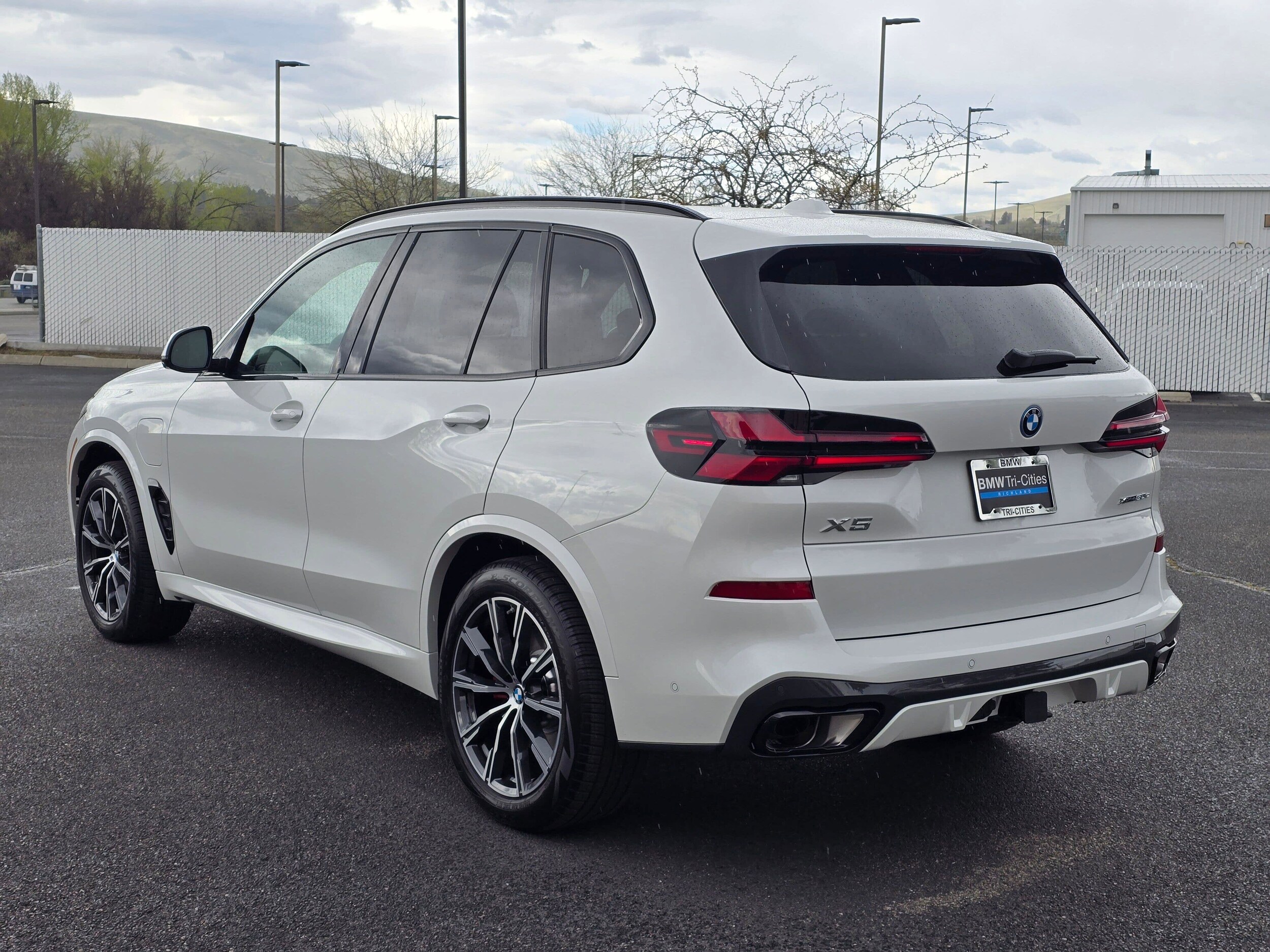 Used 2026 Mineral White Metallic BMW xDrive50e image 4