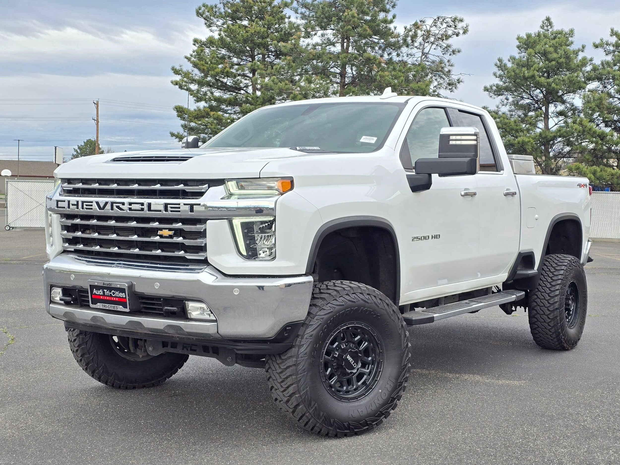 Used 2022 Summit White Chevrolet LTZ image 31