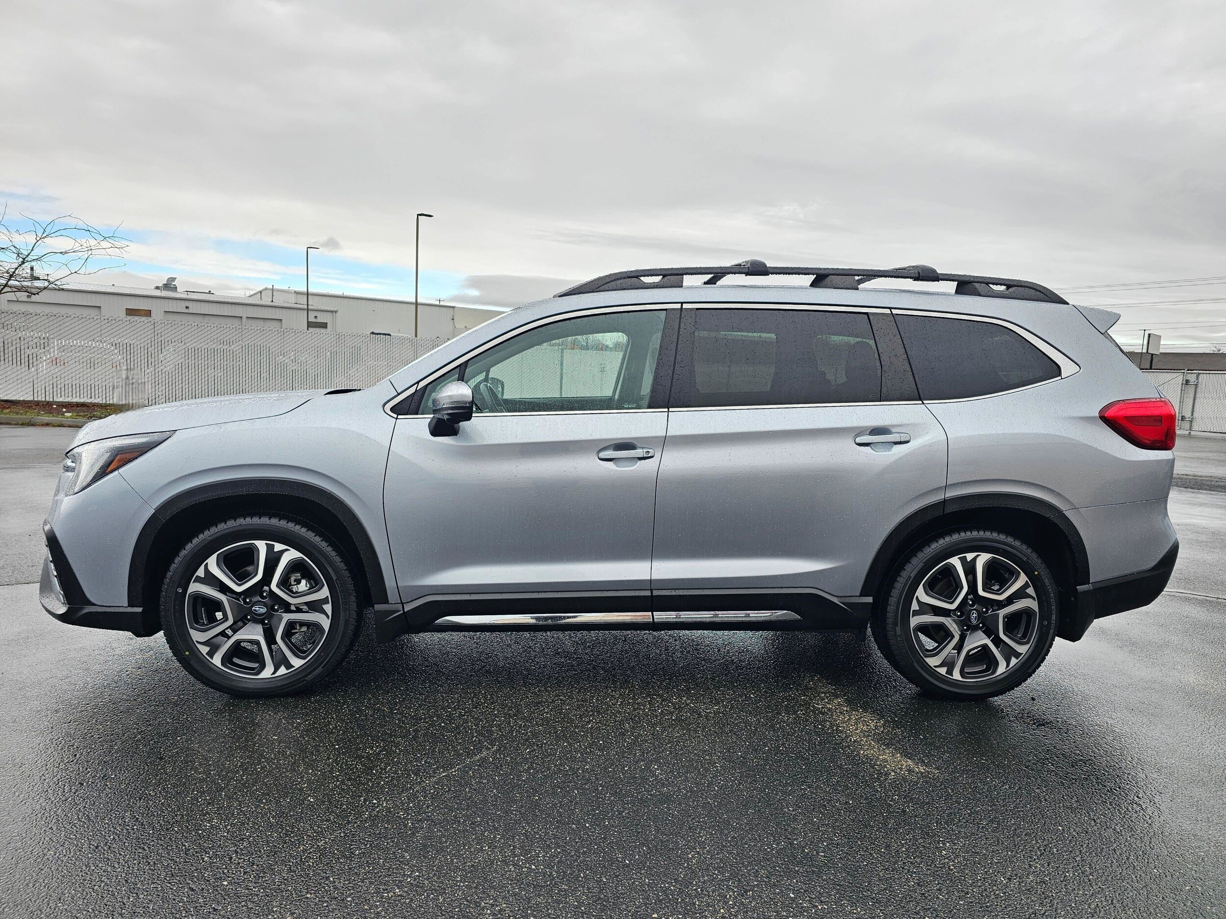 Used 2023 Ice Silver Metallic Subaru Limited image 3