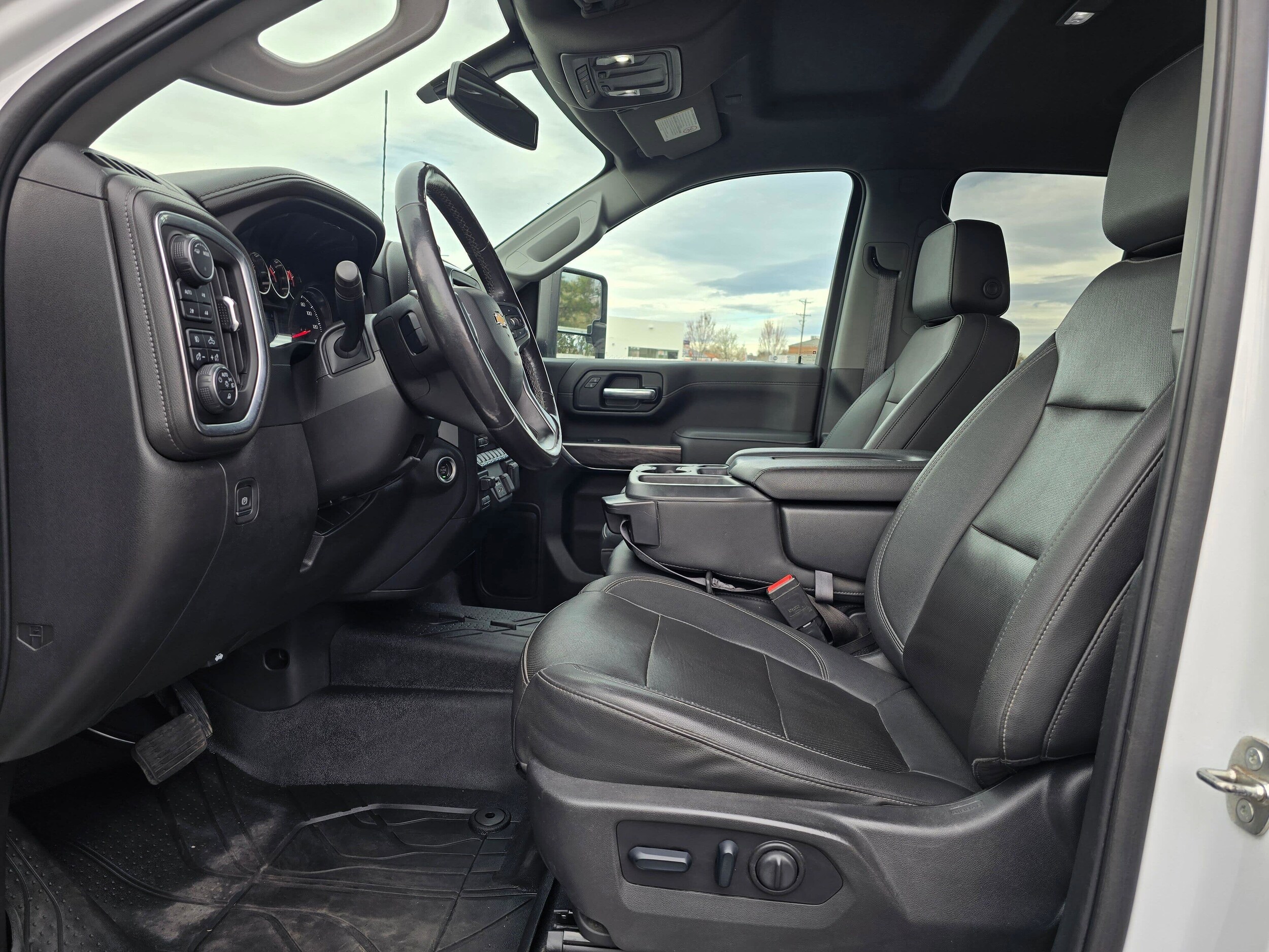 Used 2022 Summit White Chevrolet LTZ image 10