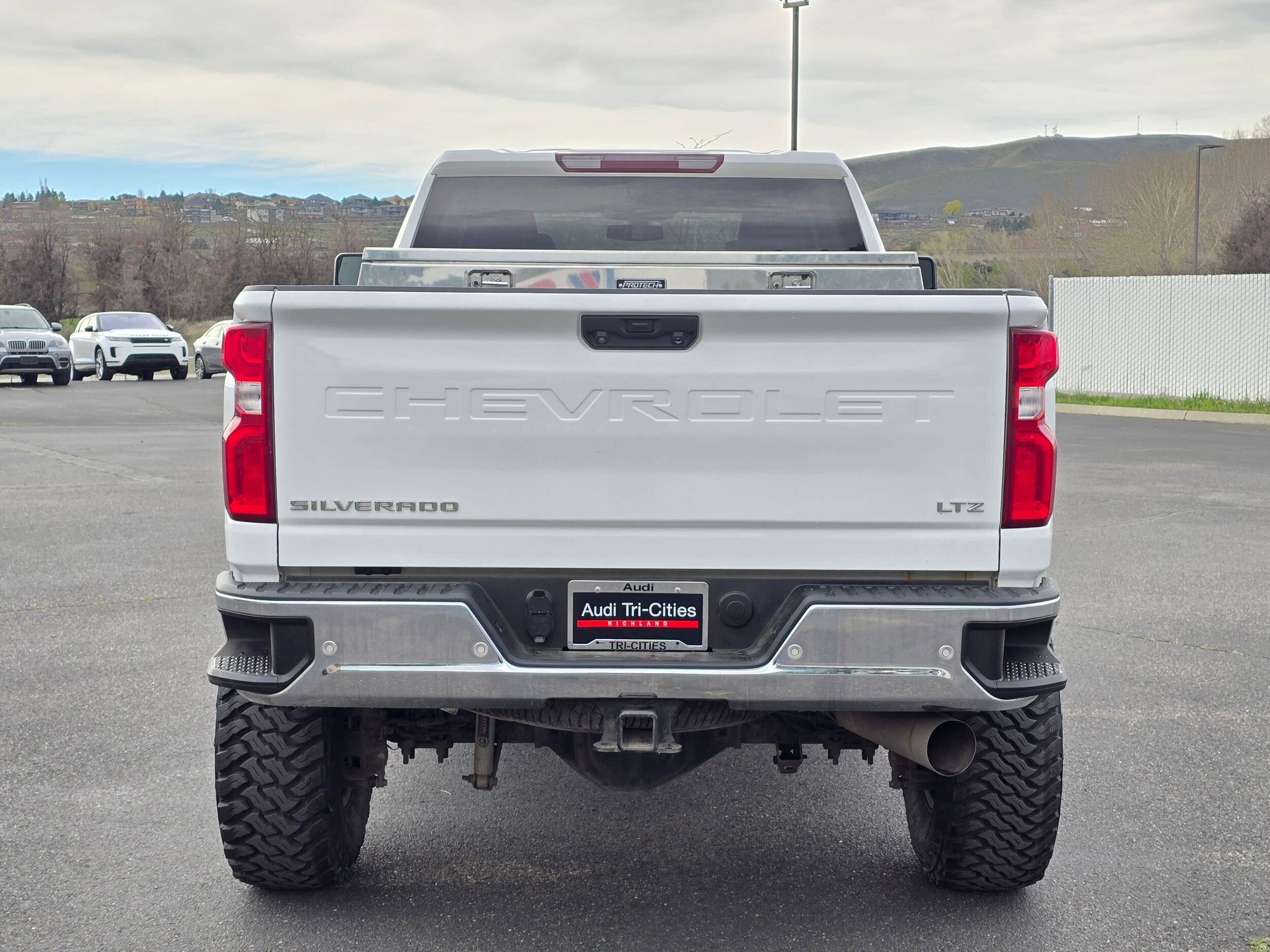 Used 2022 Summit White Chevrolet LTZ image 5