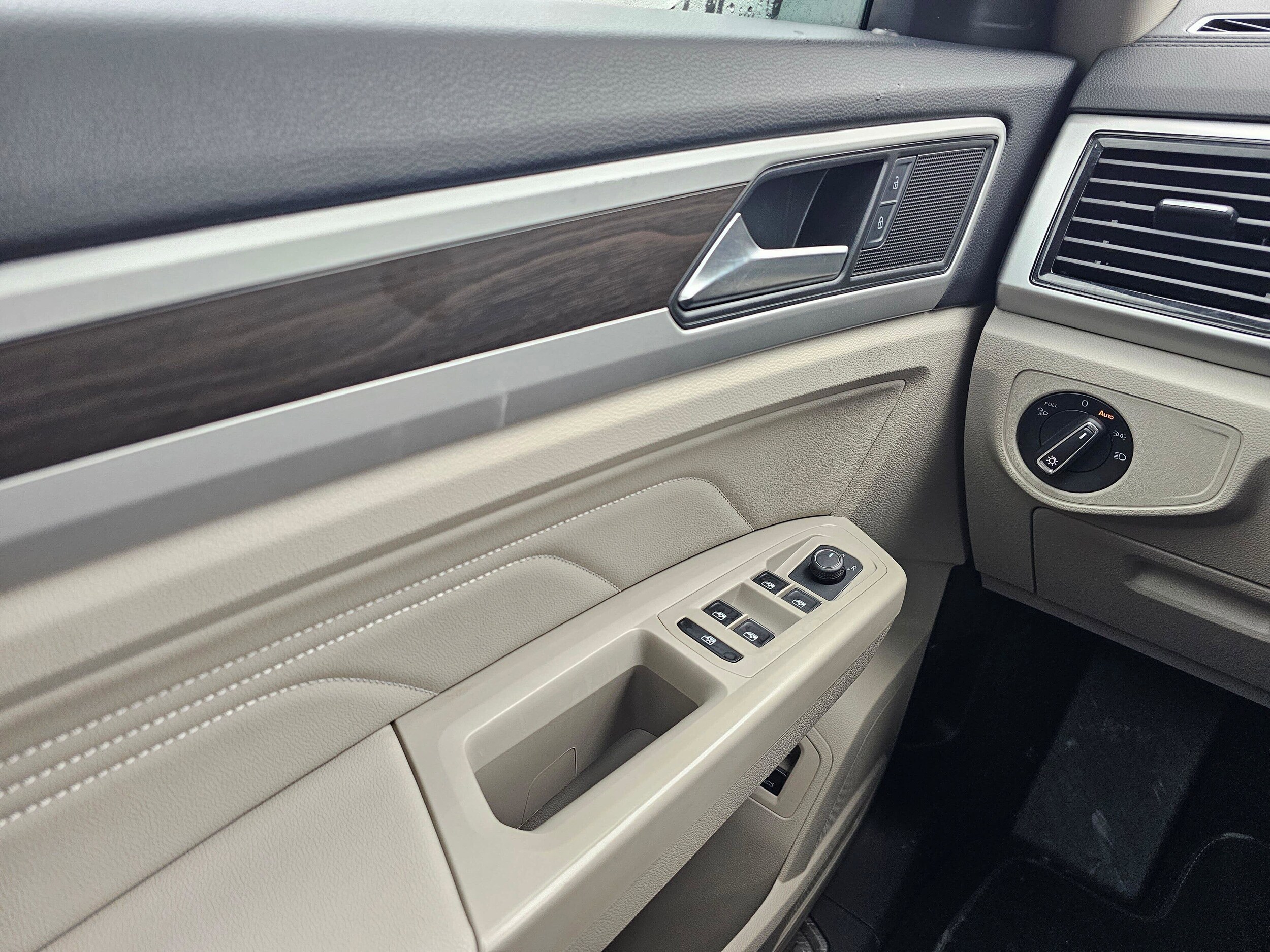 Used 2023 Pure White Volkswagen 2.0T SE w/Technology image 29