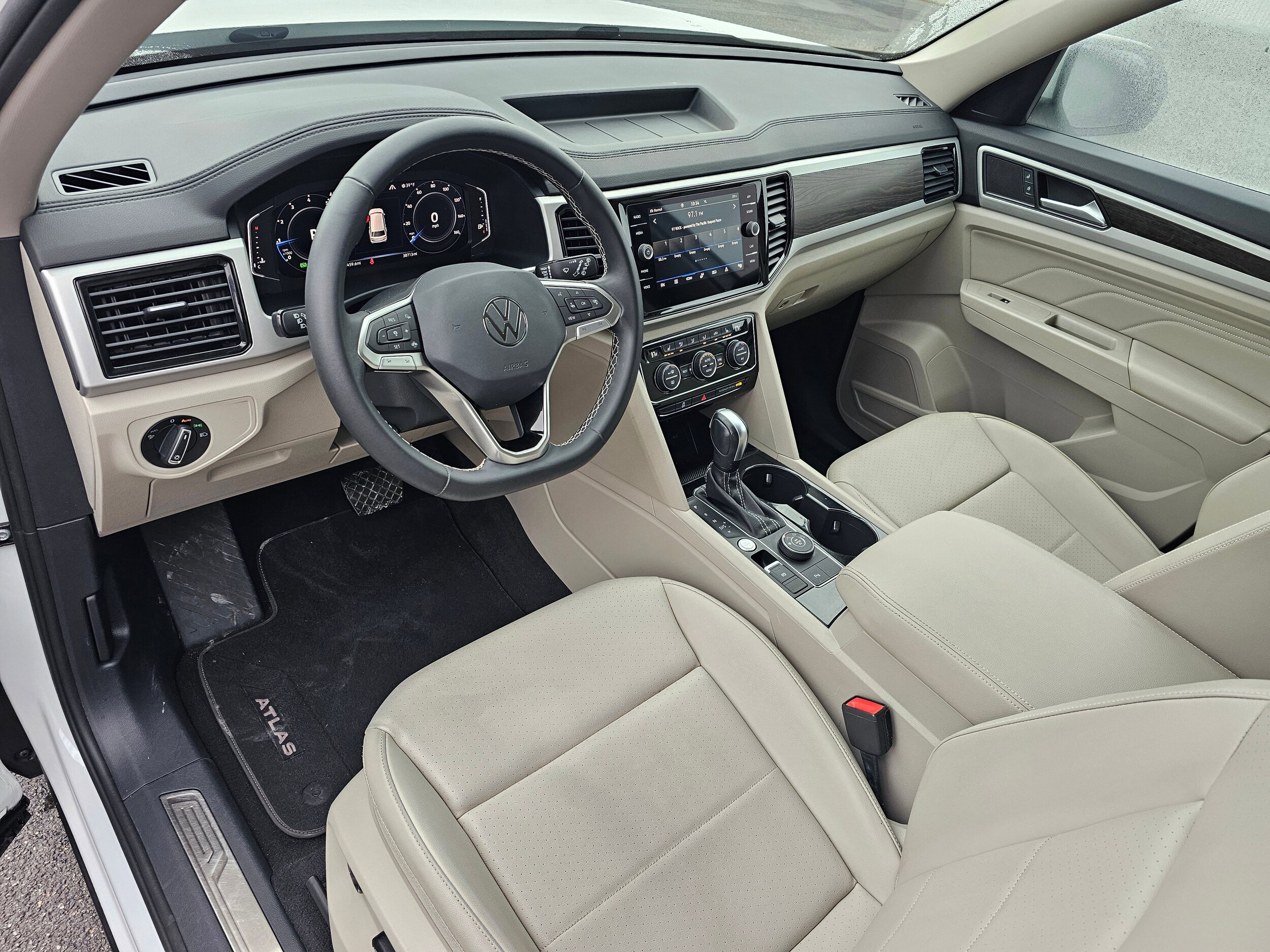 Used 2023 Pure White Volkswagen 2.0T SE w/Technology image 35