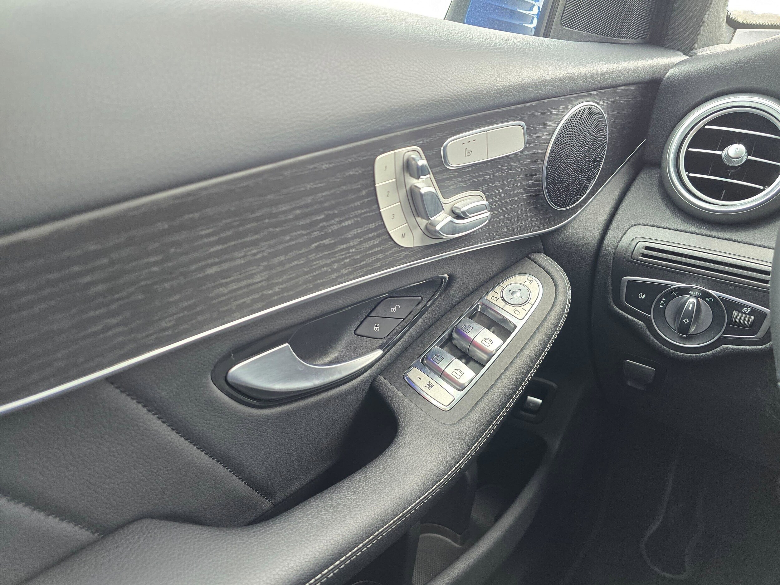 Used 2022 Starling Blue Metallic Mercedes-Benz GLC 300 image 29