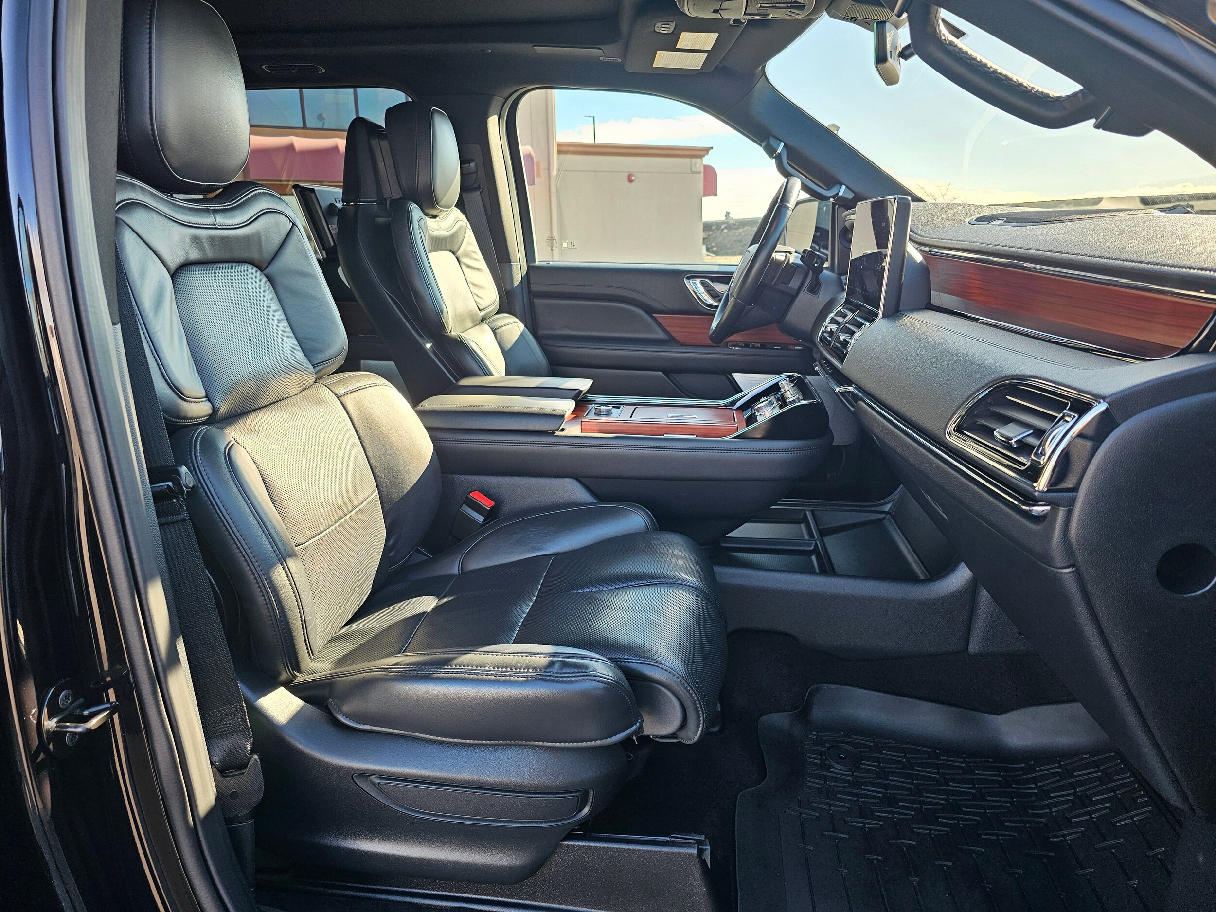 Used 2024 Infinite Black Metallic Clearcoat Lincoln Reserve image 46