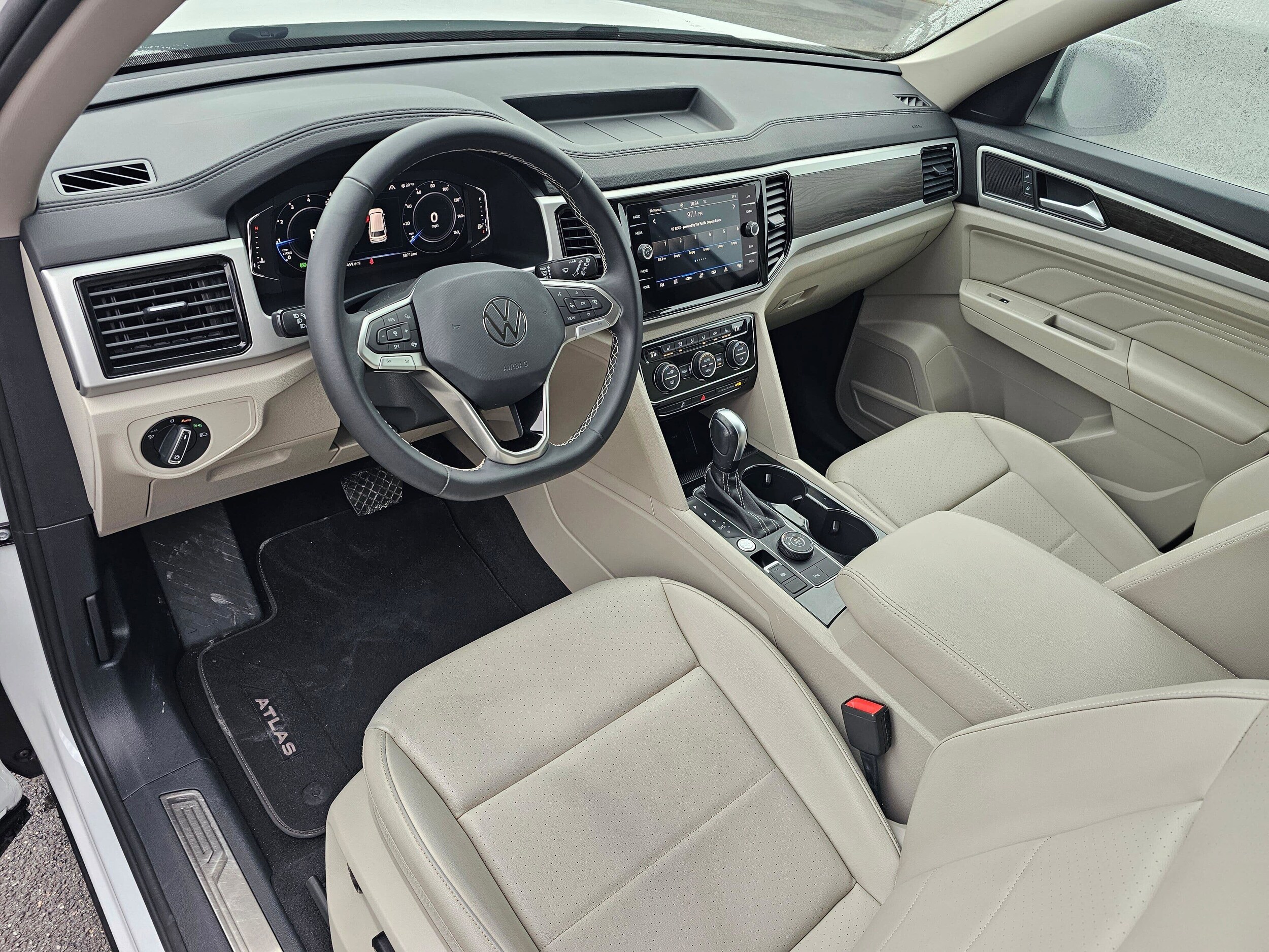 Used 2023 Pure White Volkswagen 2.0T SE w/Technology image 3