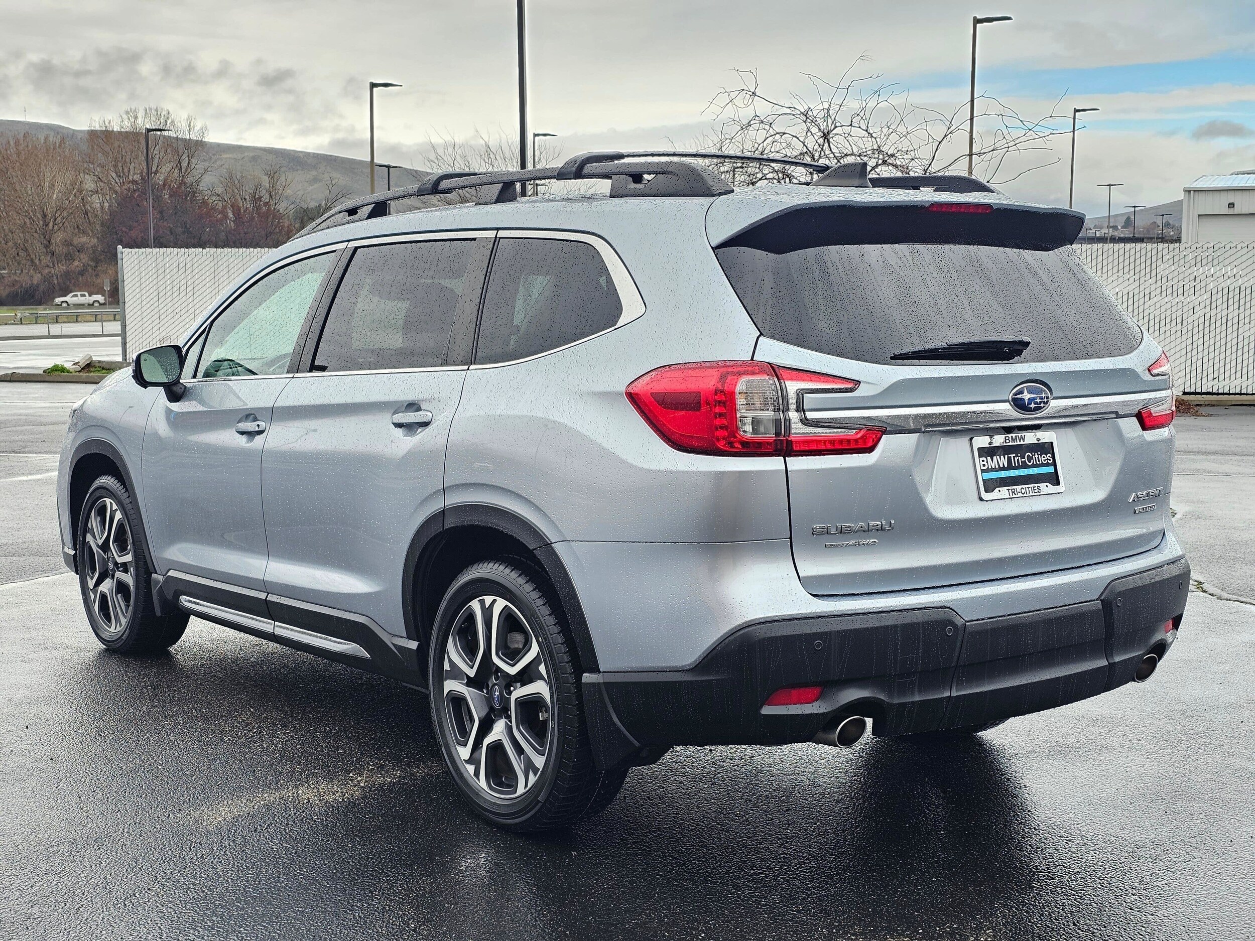 Used 2023 Ice Silver Metallic Subaru Limited image 4