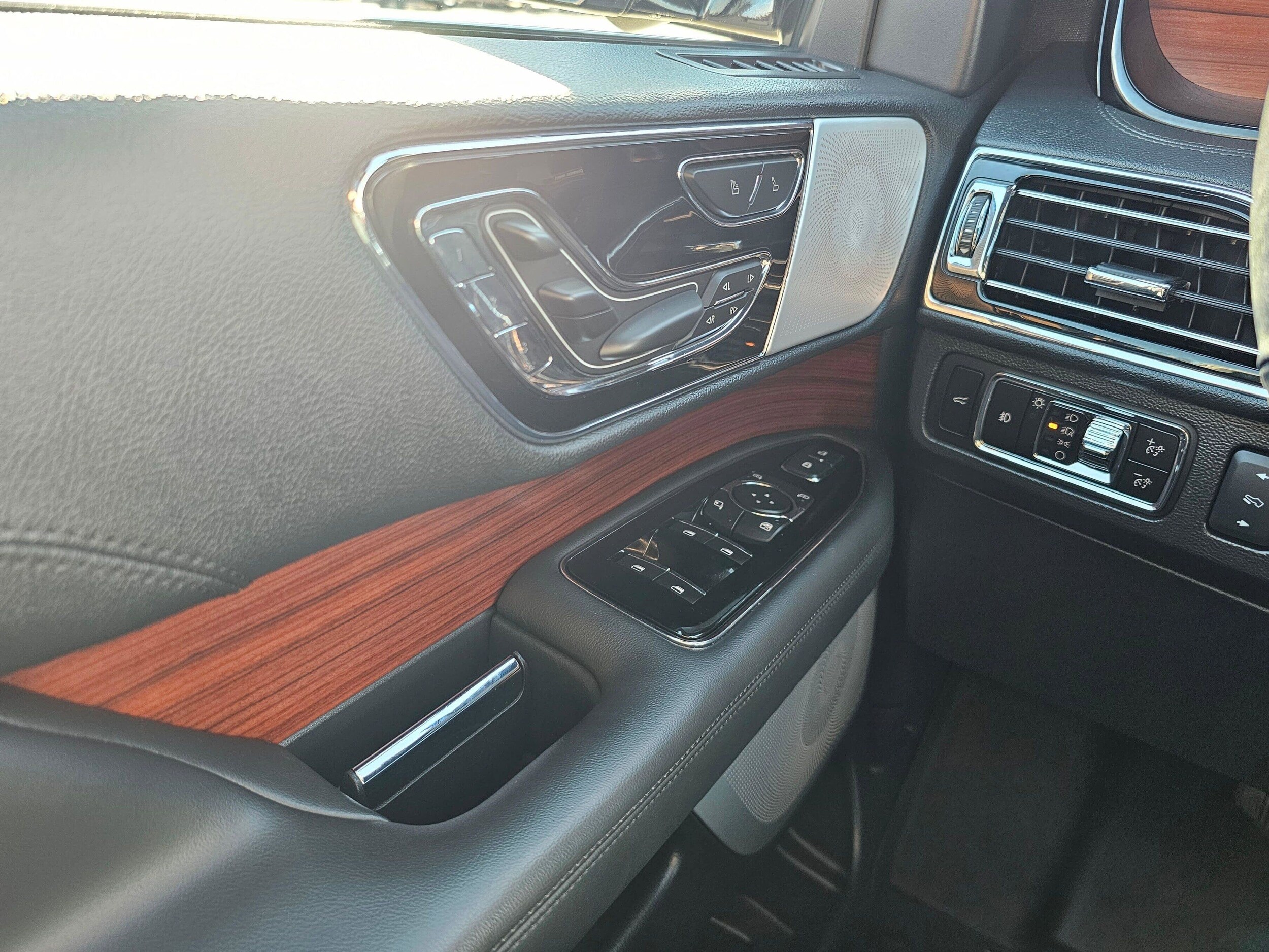 Used 2024 Infinite Black Metallic Clearcoat Lincoln Reserve image 28