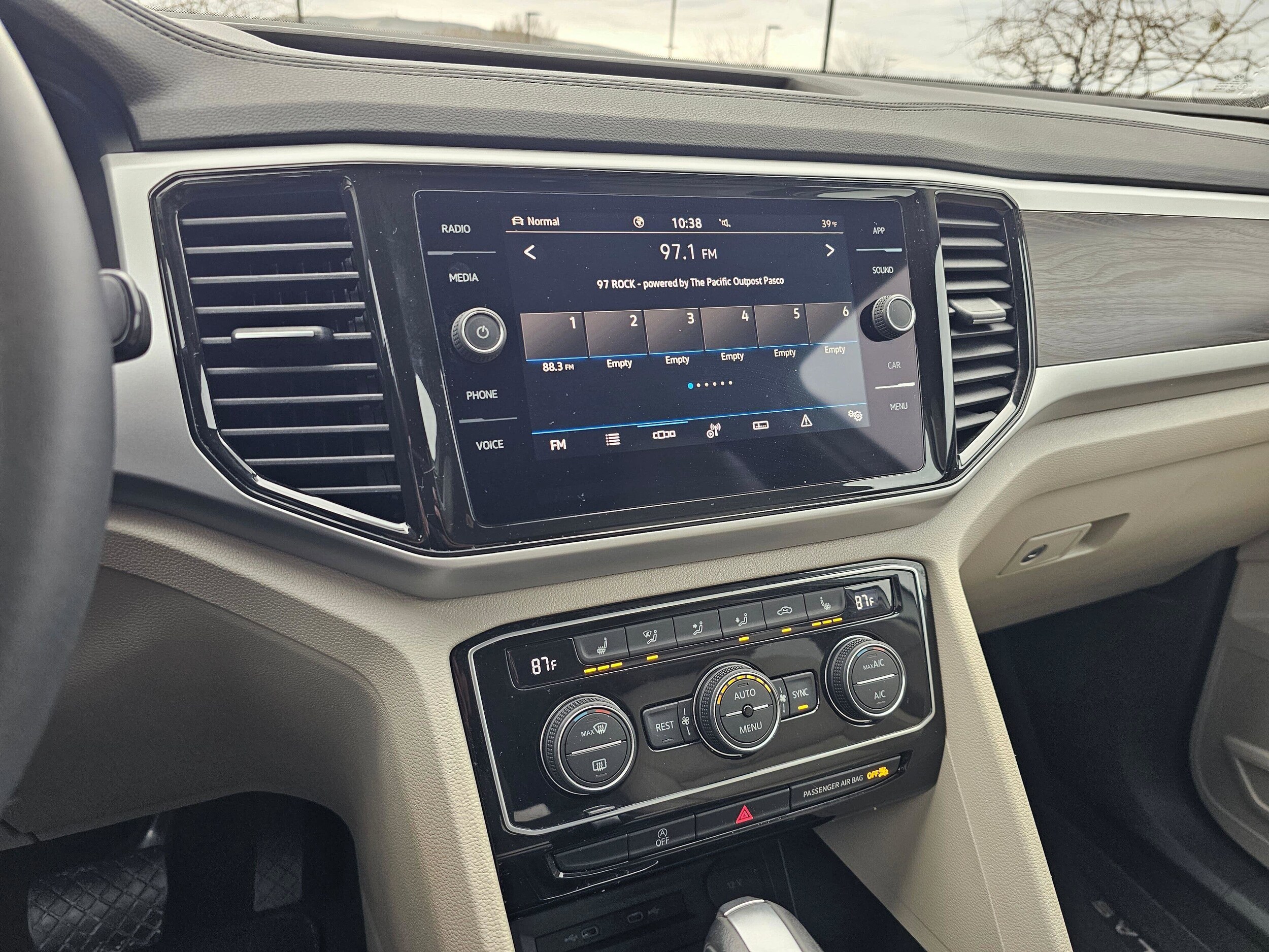 Used 2023 Pure White Volkswagen 2.0T SE w/Technology image 21