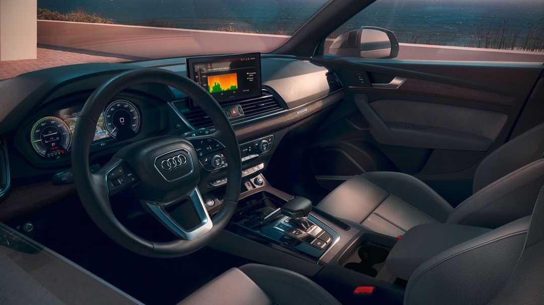 Vue de l'intérieur de l'Audi Q5 TFSI e hybride 2025 et de son tableau de bord