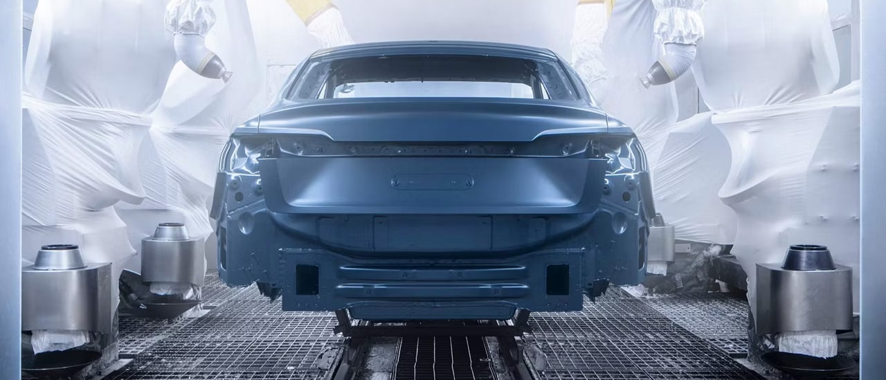 Auto à la peinture, sortant de la carrosserie après un accident