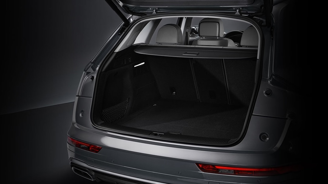 Vue de l'arrière de l'Audi Q5 TFSI e hybride 2025 et de sa valise ouverte
