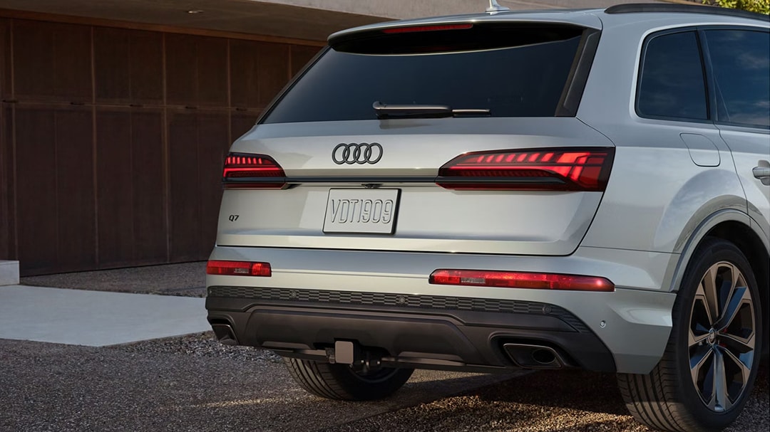Rear view of the Audi Q7 2025 in front of a wooden wall