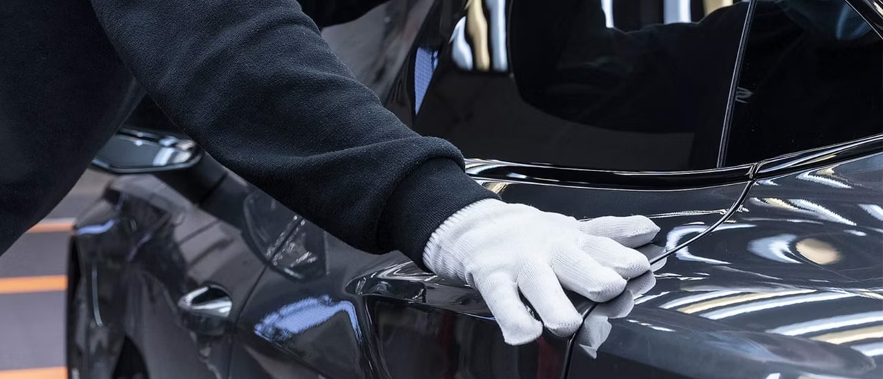Préposé au service Audi, vérifiant la carrosserie