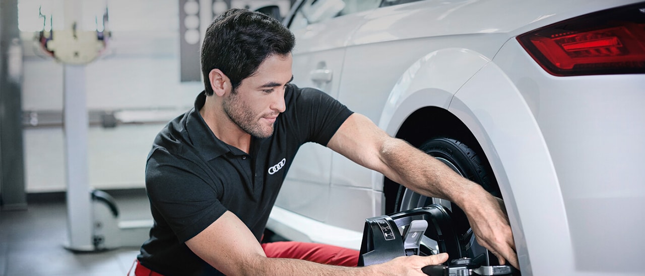 Préposé au service Audi, analysant la carrosserie