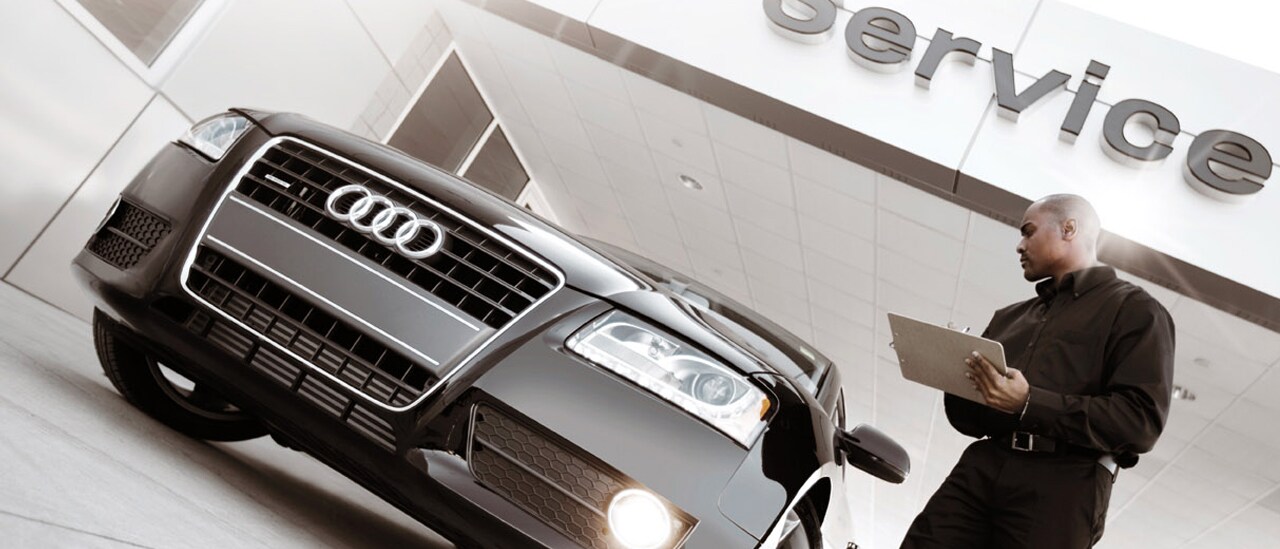 Préposé au service Audi, inspectant une automobile Audi