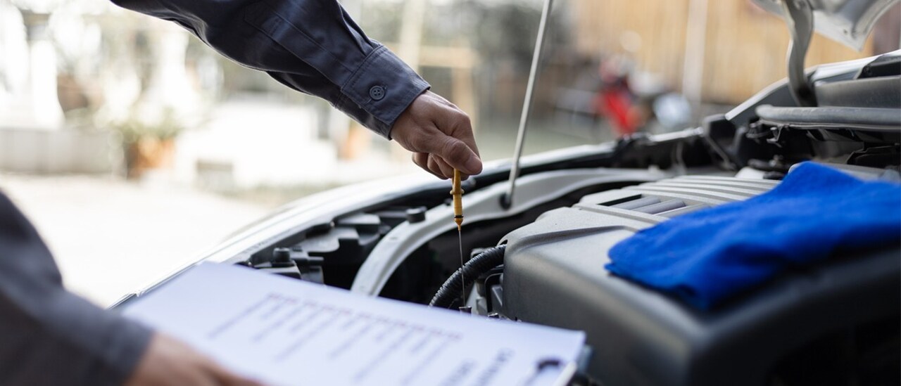 Préposé au service Audi, faisant un changement d'huile