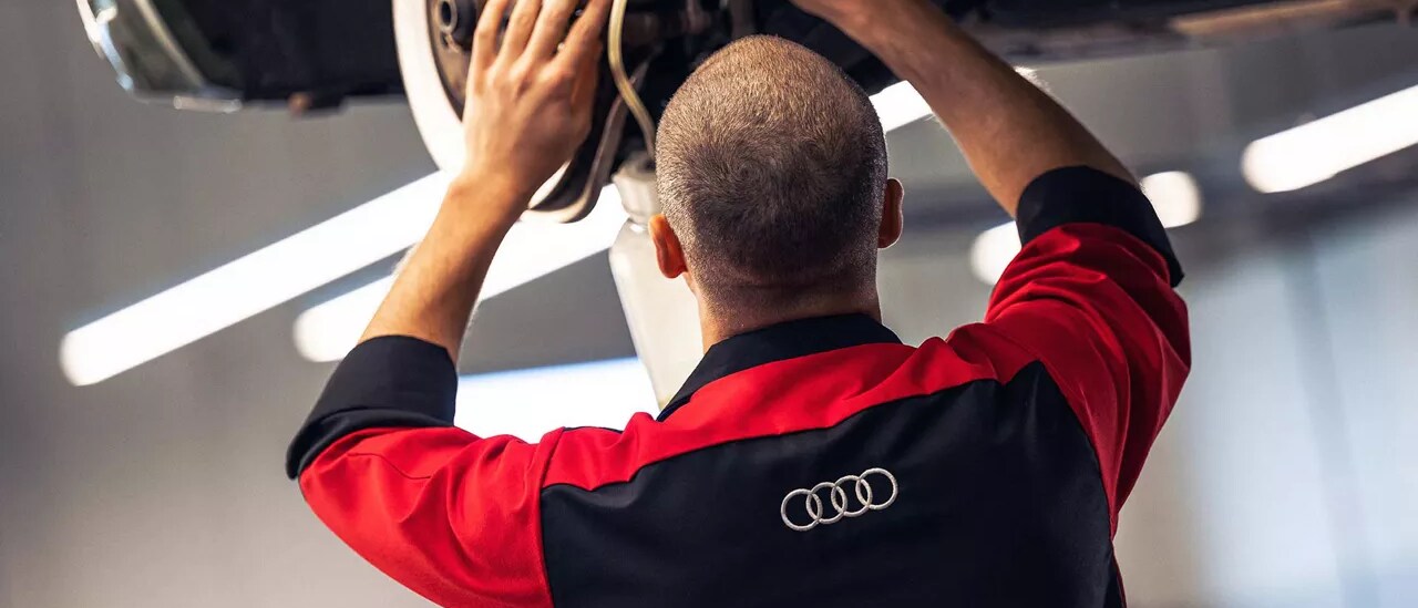 Préposé au service Audi, faisant la vérification de l’épaisseur des plaquettes de frein
