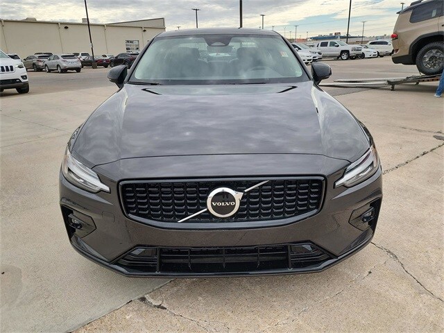 2024 Volvo S60 B5 Core photo 2