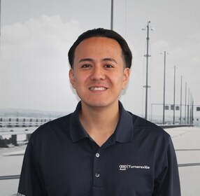 Staff member Isaias Mendoza from ID_4c68f5bcce67
