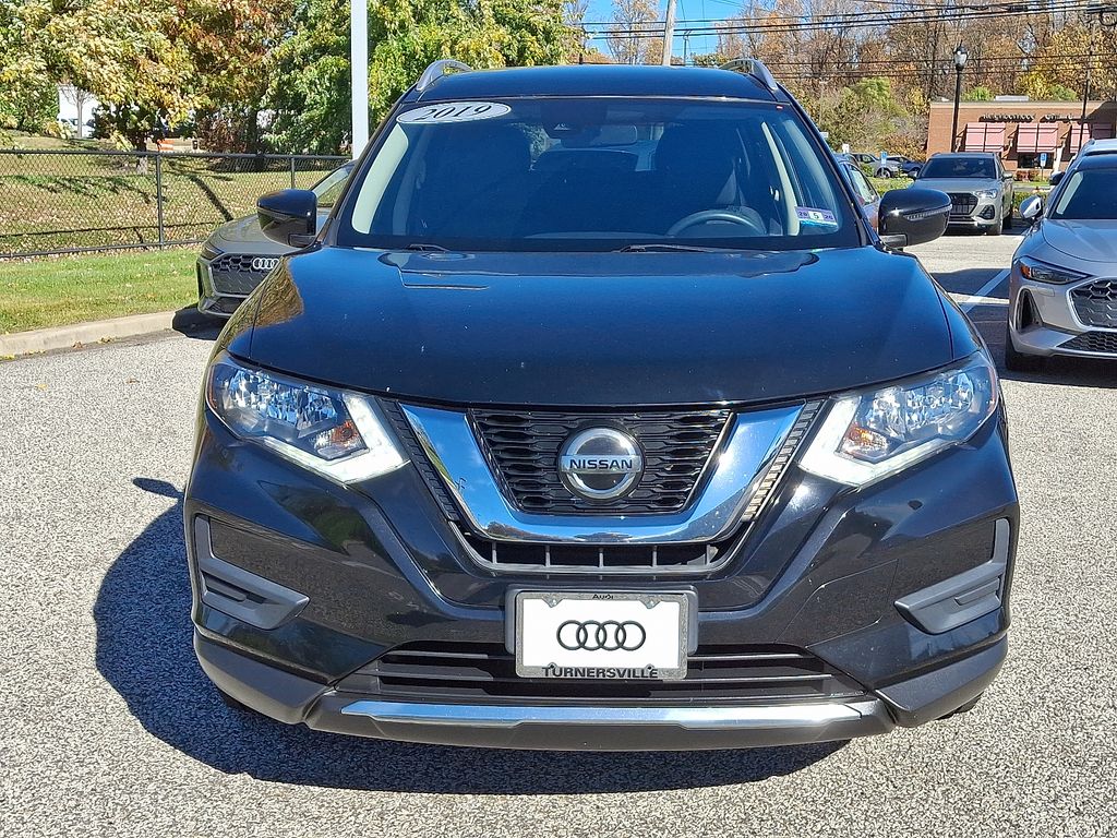 2019 Nissan Rogue SV photo 2