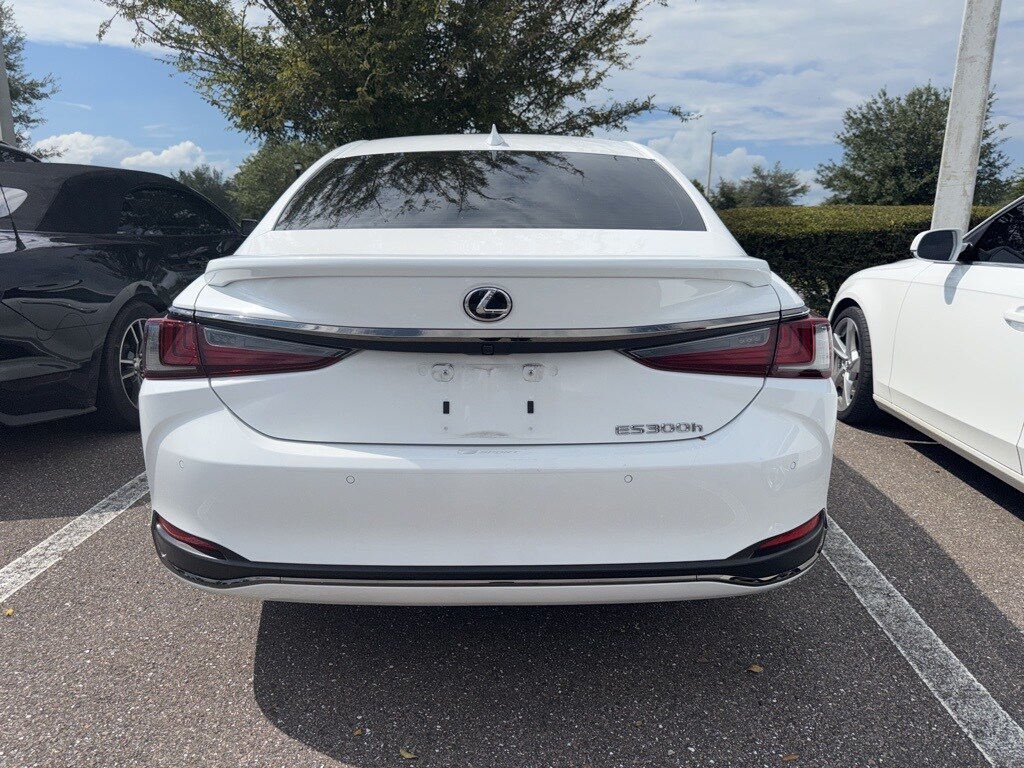 2023 Lexus ES 300h photo 3