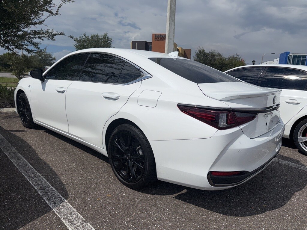 2023 Lexus ES 300h photo 2