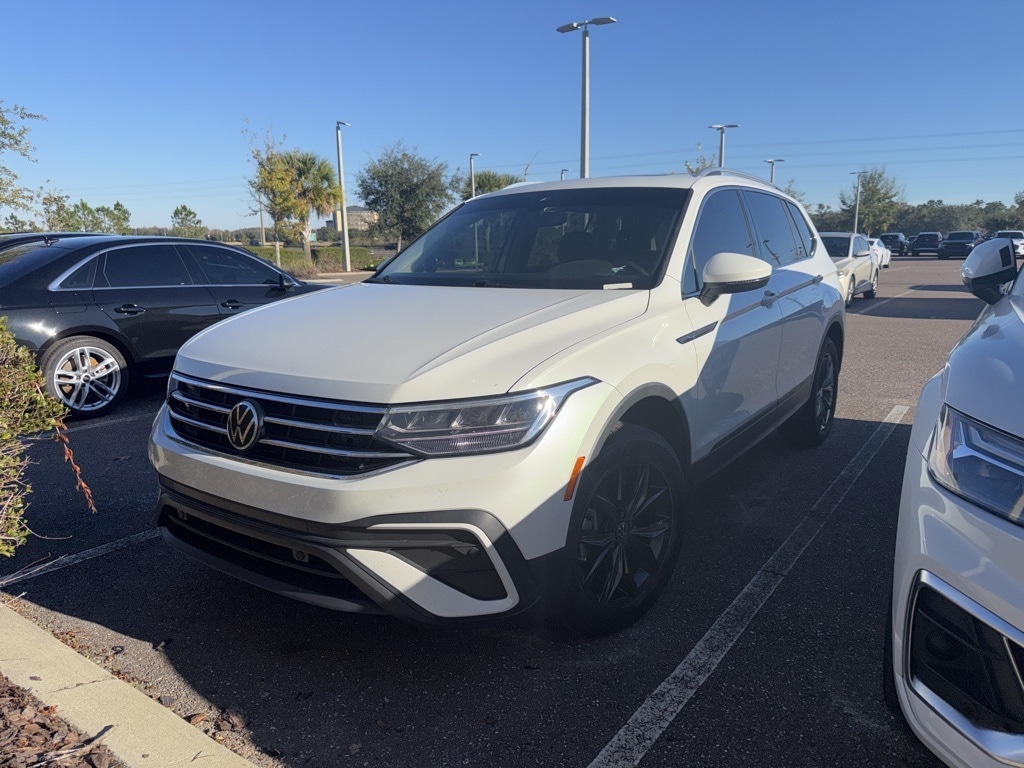 2023 Volkswagen Tiguan SE's photo