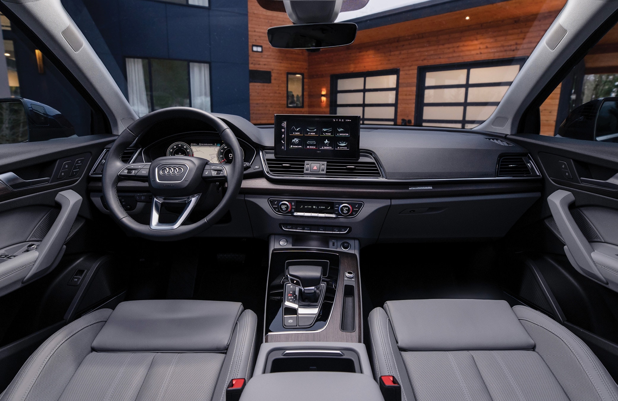 Interior cockpit and driver/passenger side of an Audi Q5