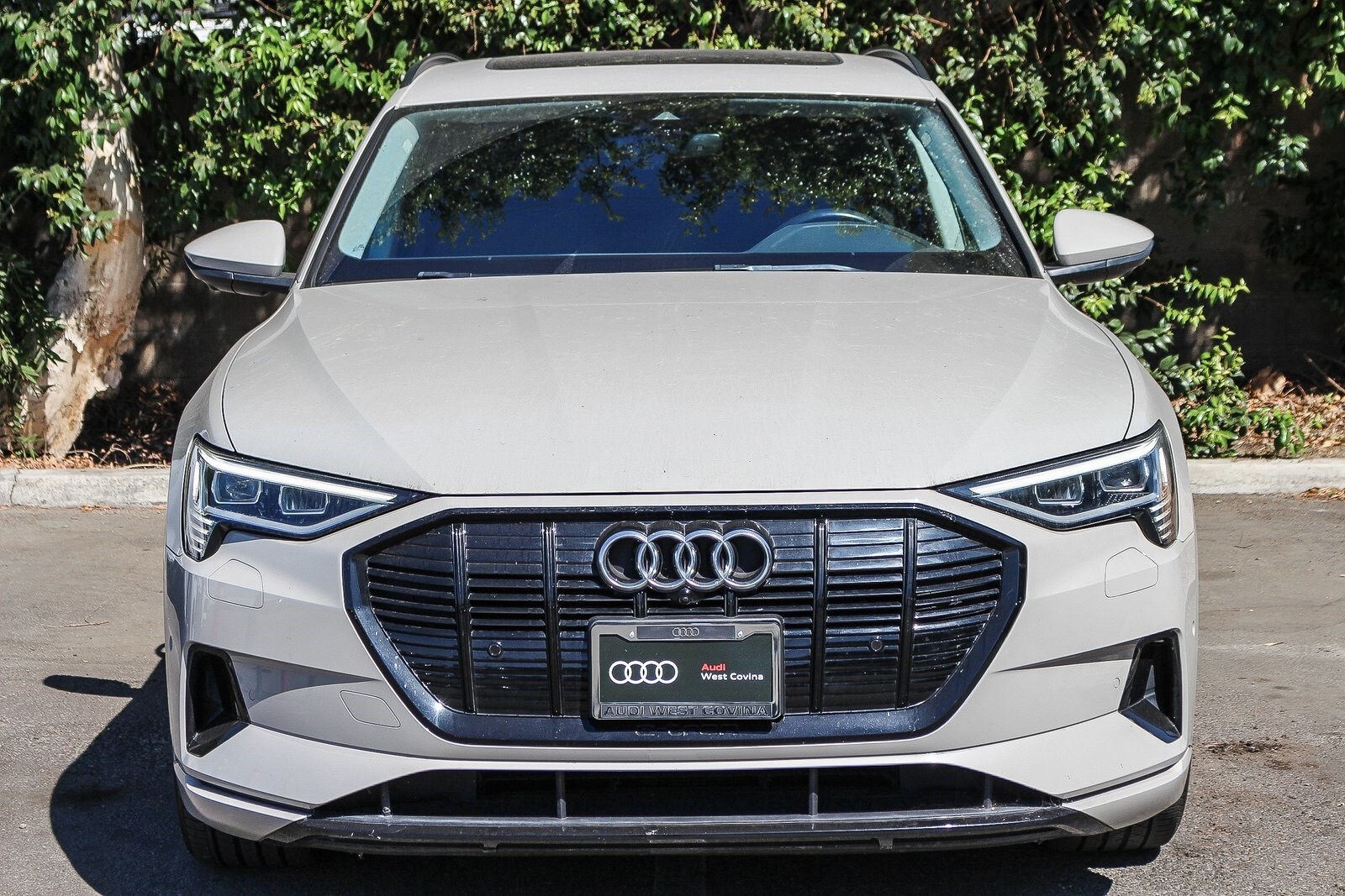 2022 Audi e-tron Premium photo 2