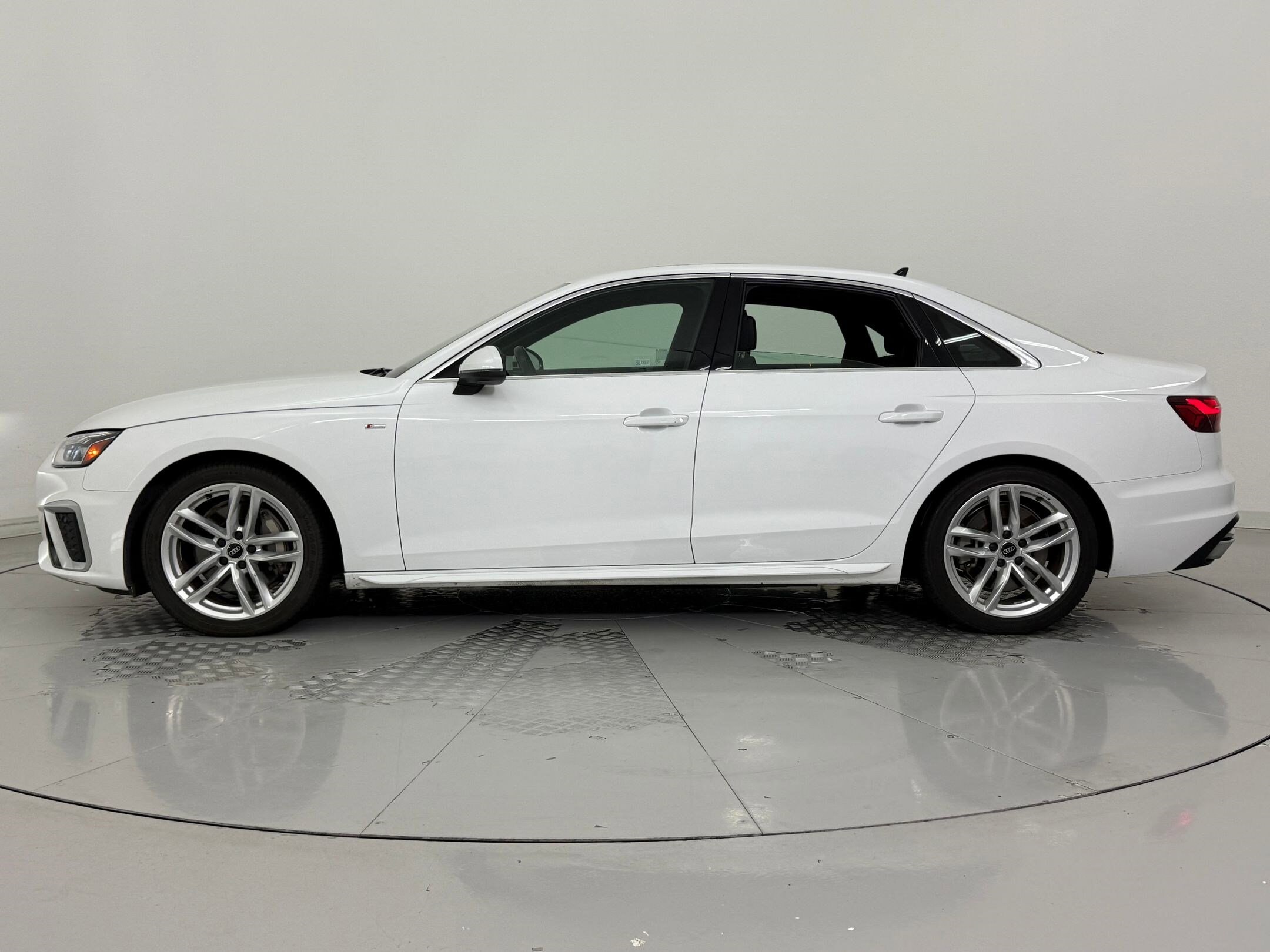 2024 Audi A4 S line Premium Plus photo 2