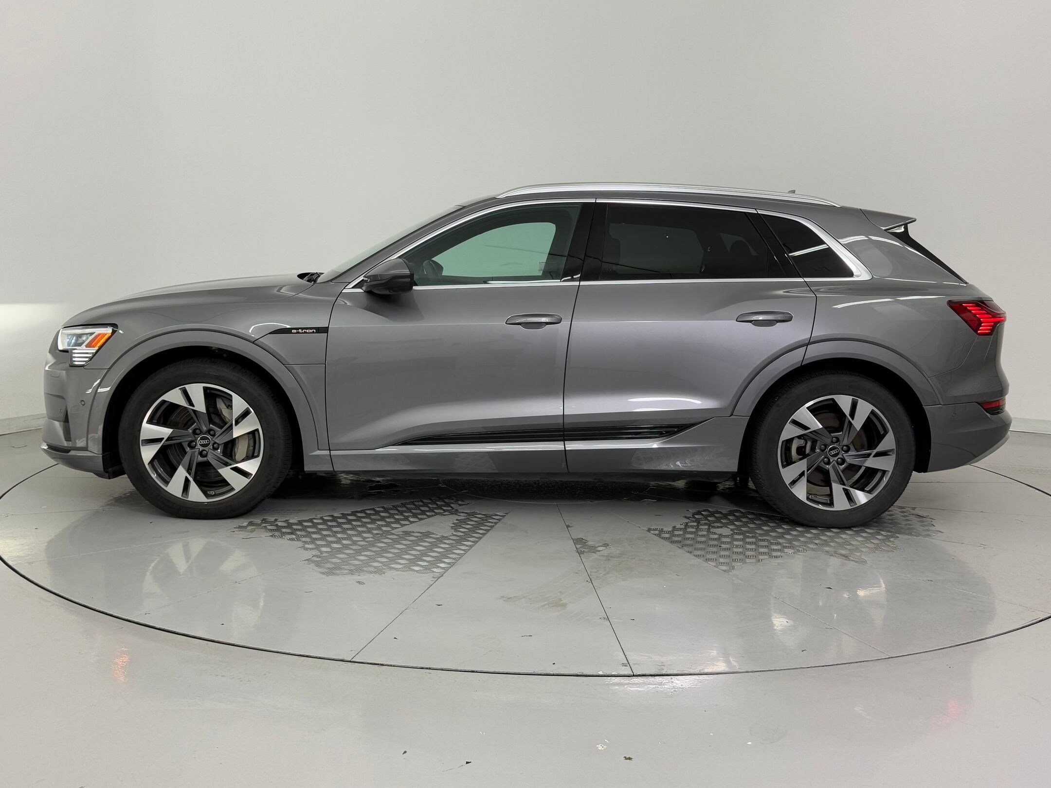 2022 Audi e-tron Premium Plus photo 2