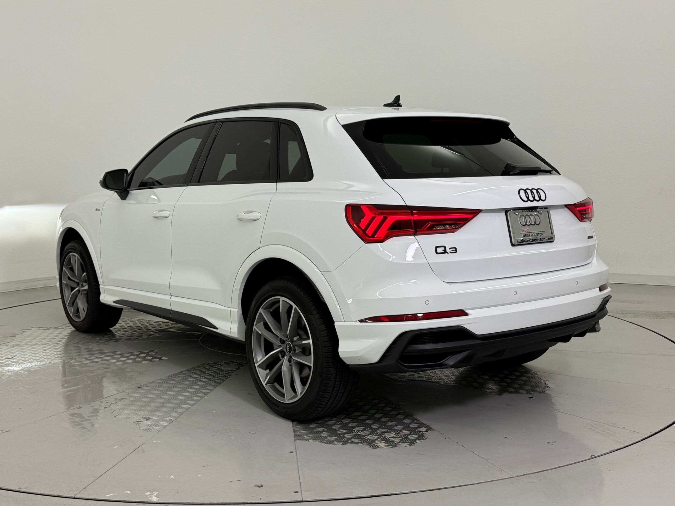 2025 Audi Q3 45 TFSI S line Premium photo 2