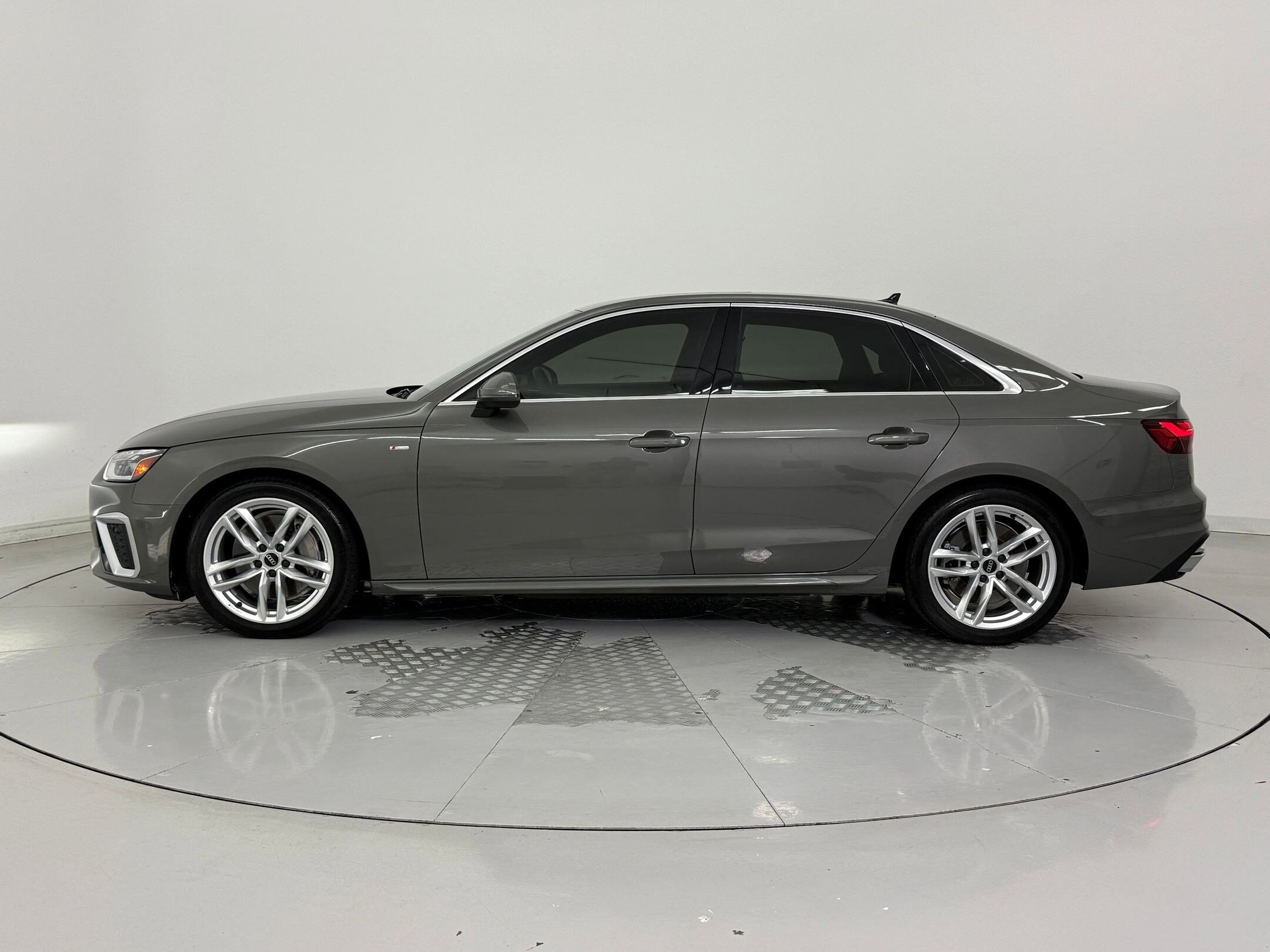2023 Audi A4 S line Quattro Premium Plus photo 2