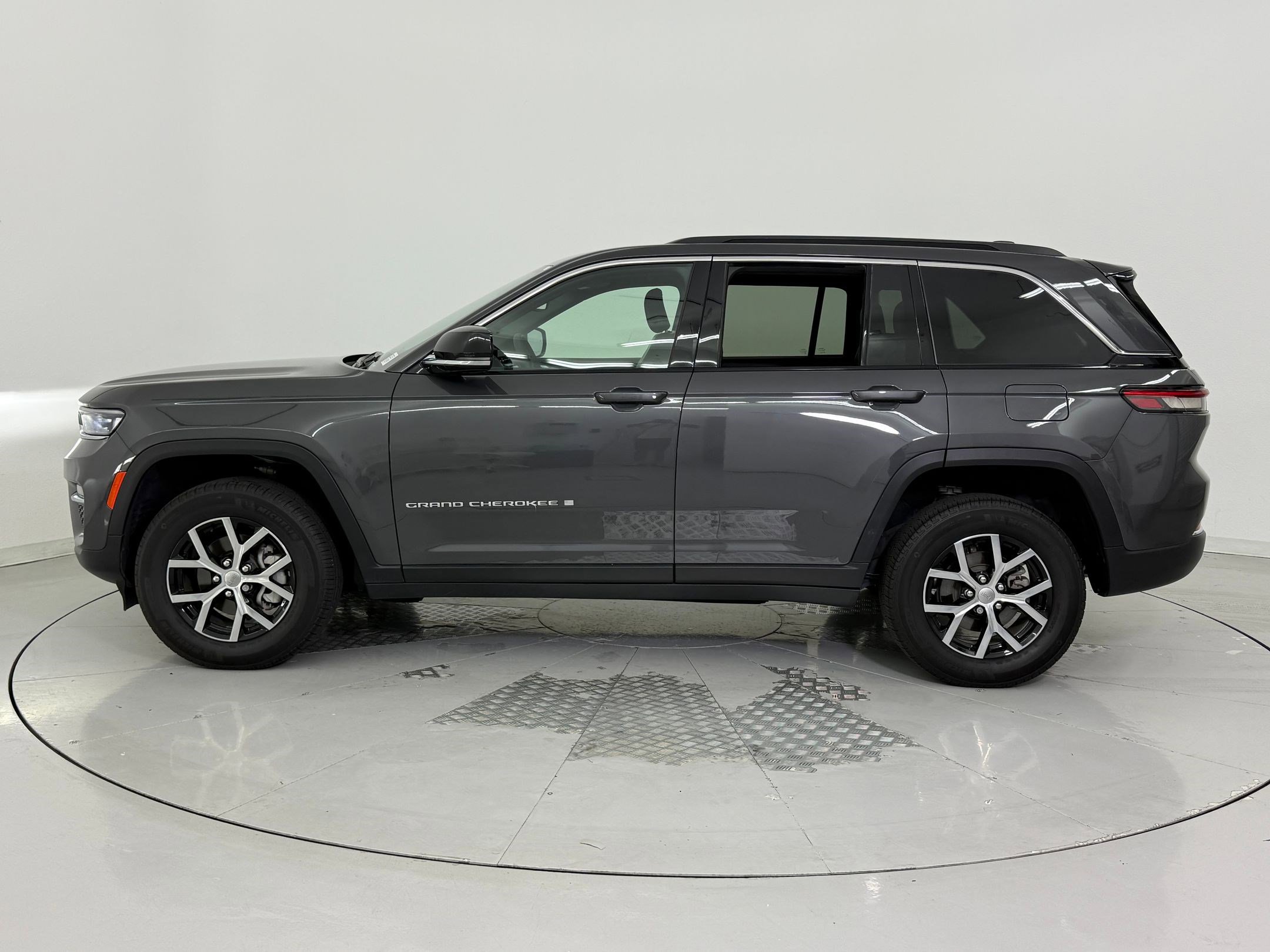 2025 Jeep Grand Cherokee Limited photo 2