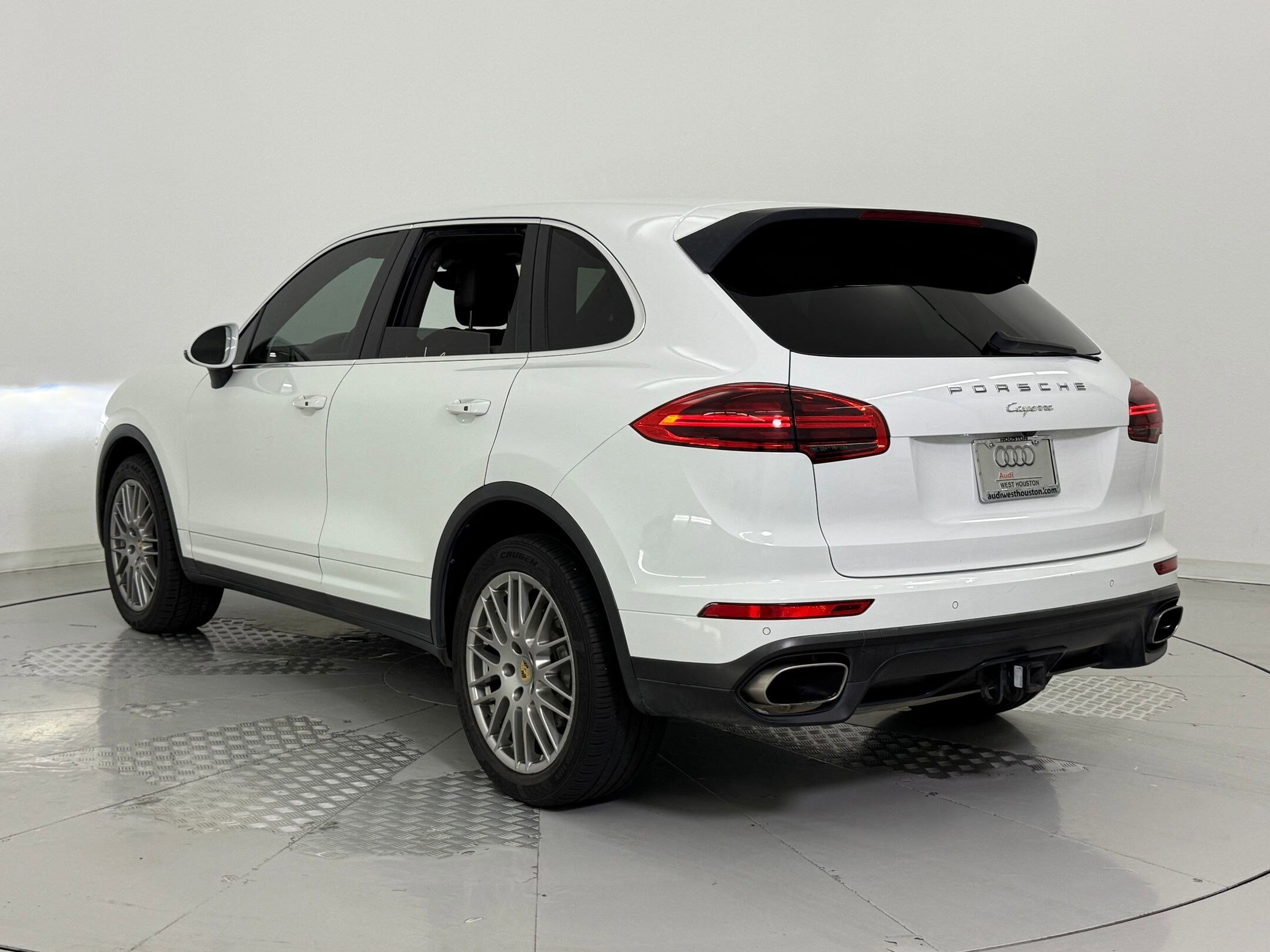 2016 Porsche Cayenne photo 2