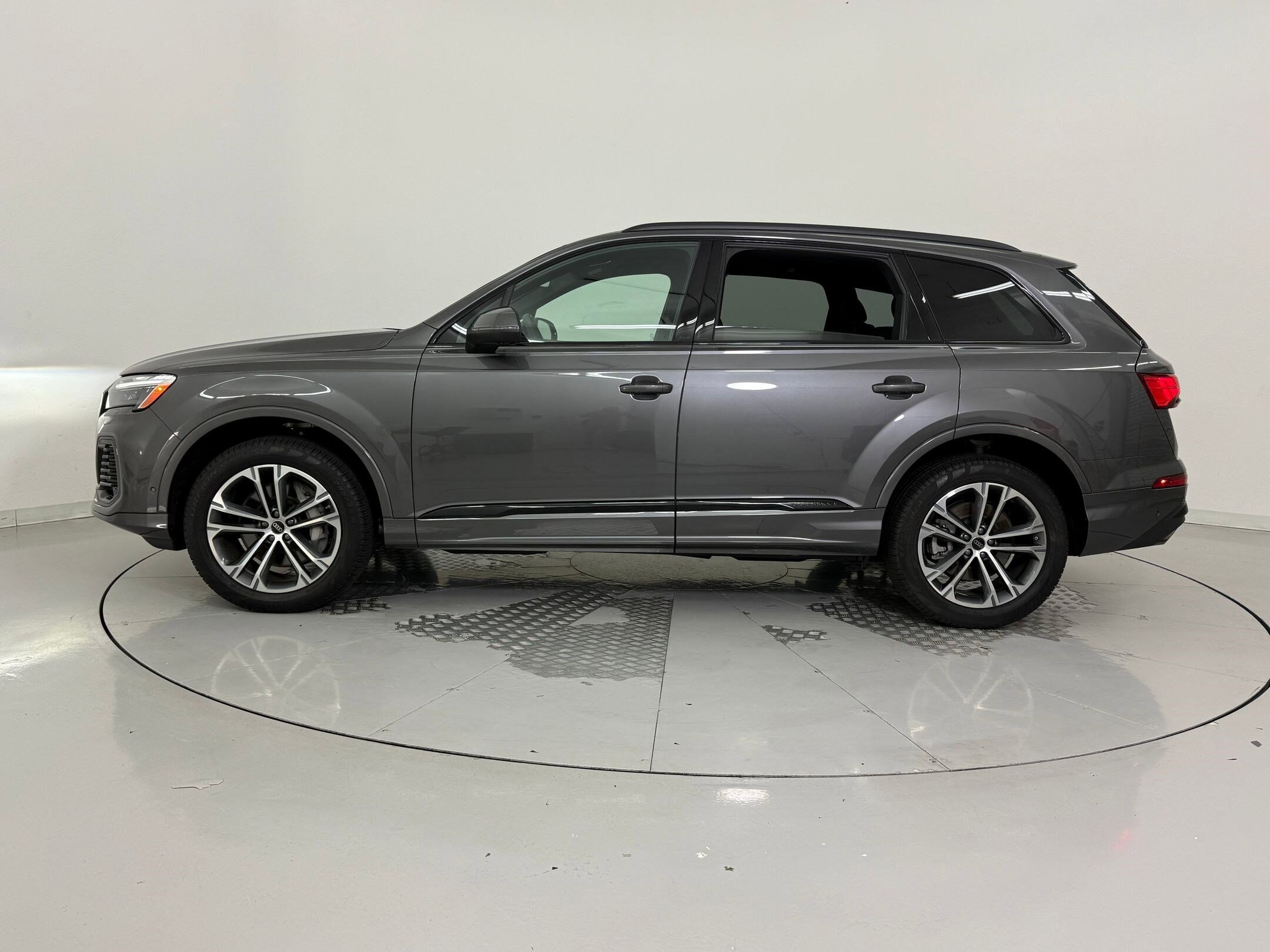 2025 Audi Q7 Premium photo 2