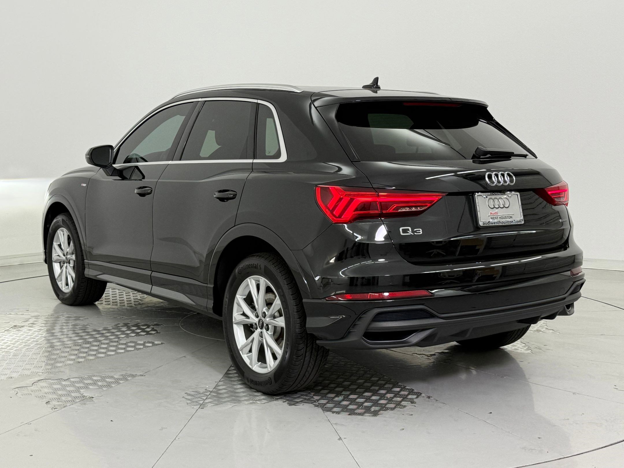 2025 Audi Q3 S line Premium Plus photo 3