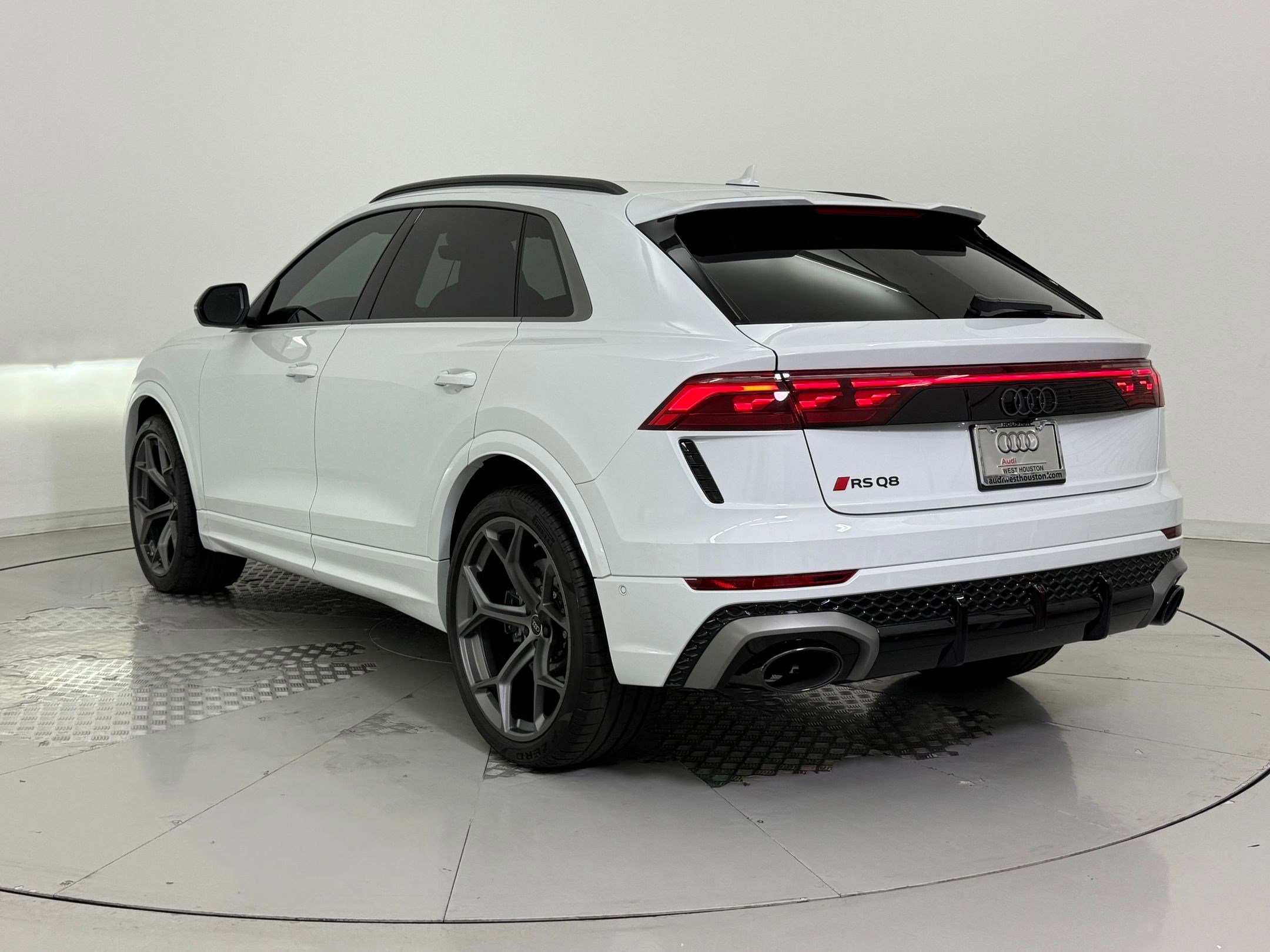 2025 Audi RS Q8 photo 3