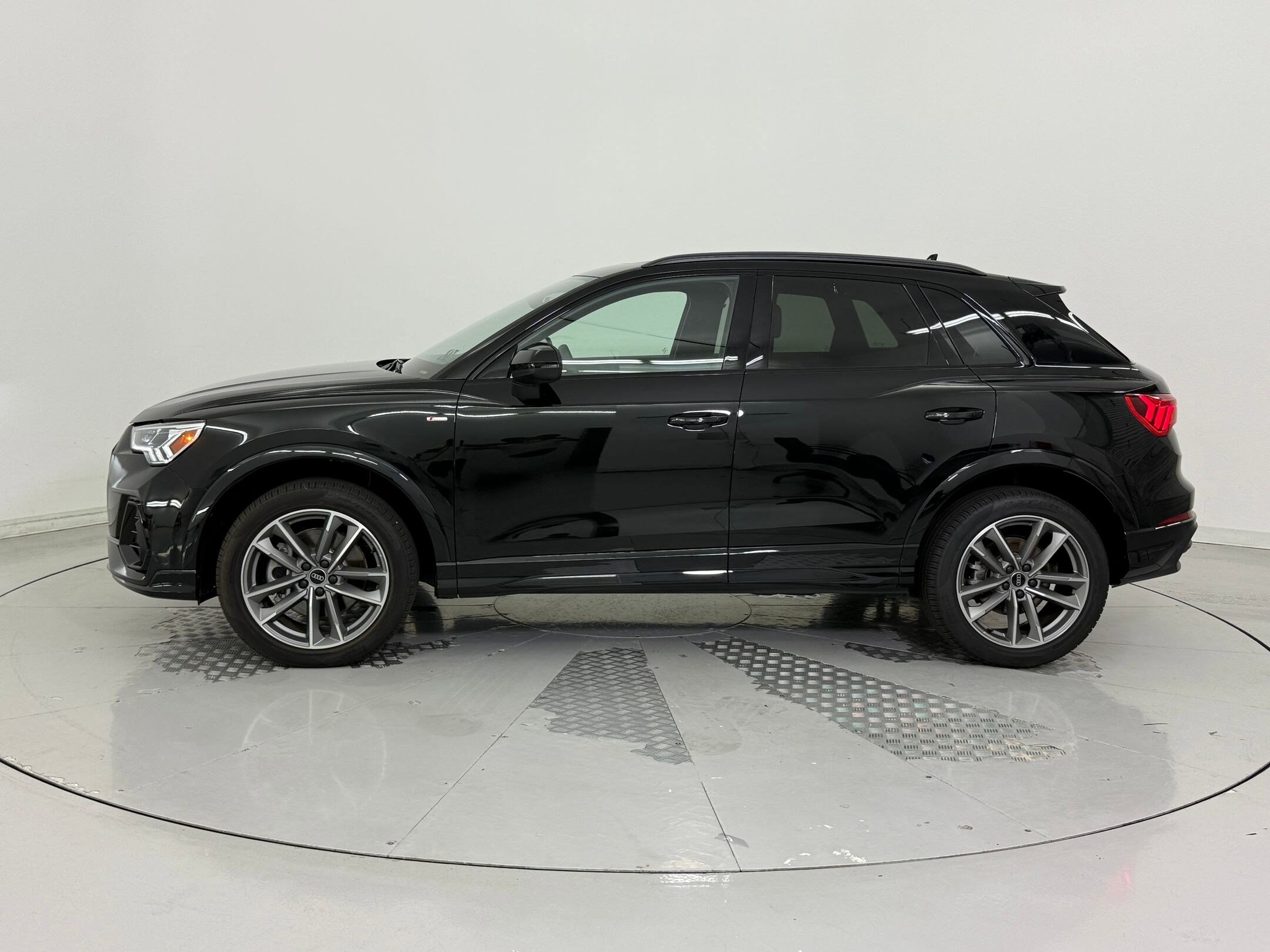2025 Audi Q3 S line Premium photo 2