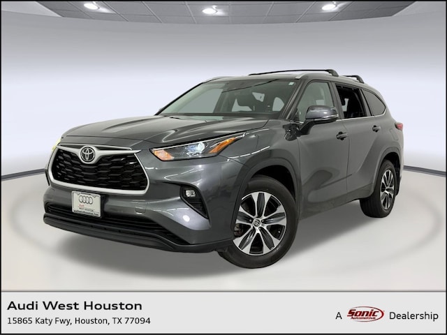 Used 2023 Toyota Highlander XLE SUV for sale in Houston