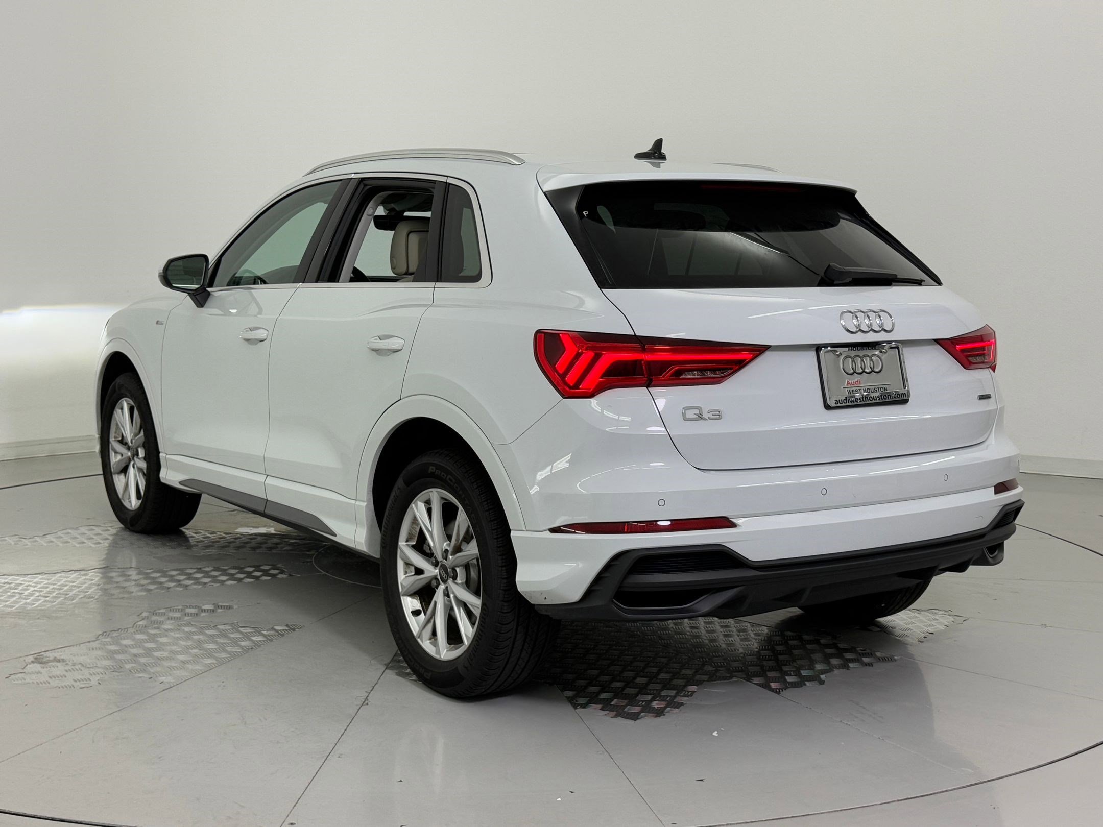 2025 Audi Q3 S line Premium photo 3