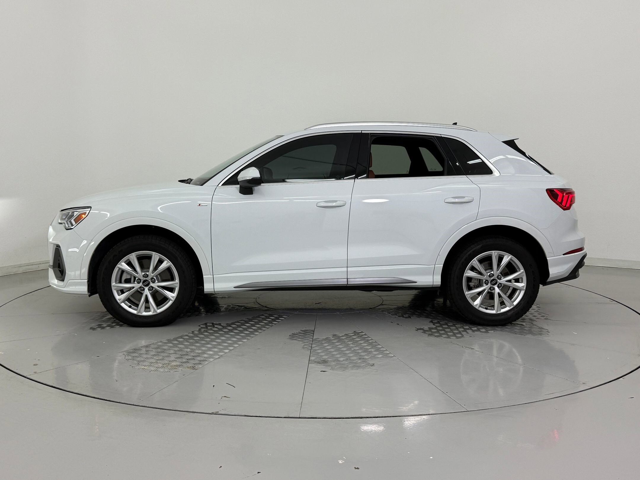 2025 Audi Q3 S line Premium photo 2