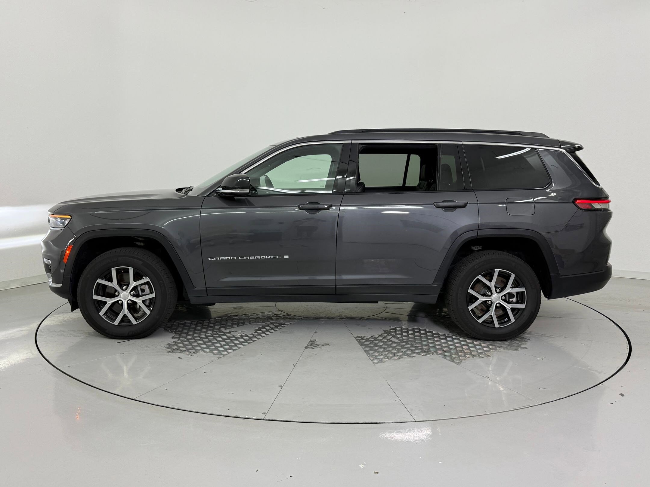 2024 Jeep Grand Cherokee Limited photo 2