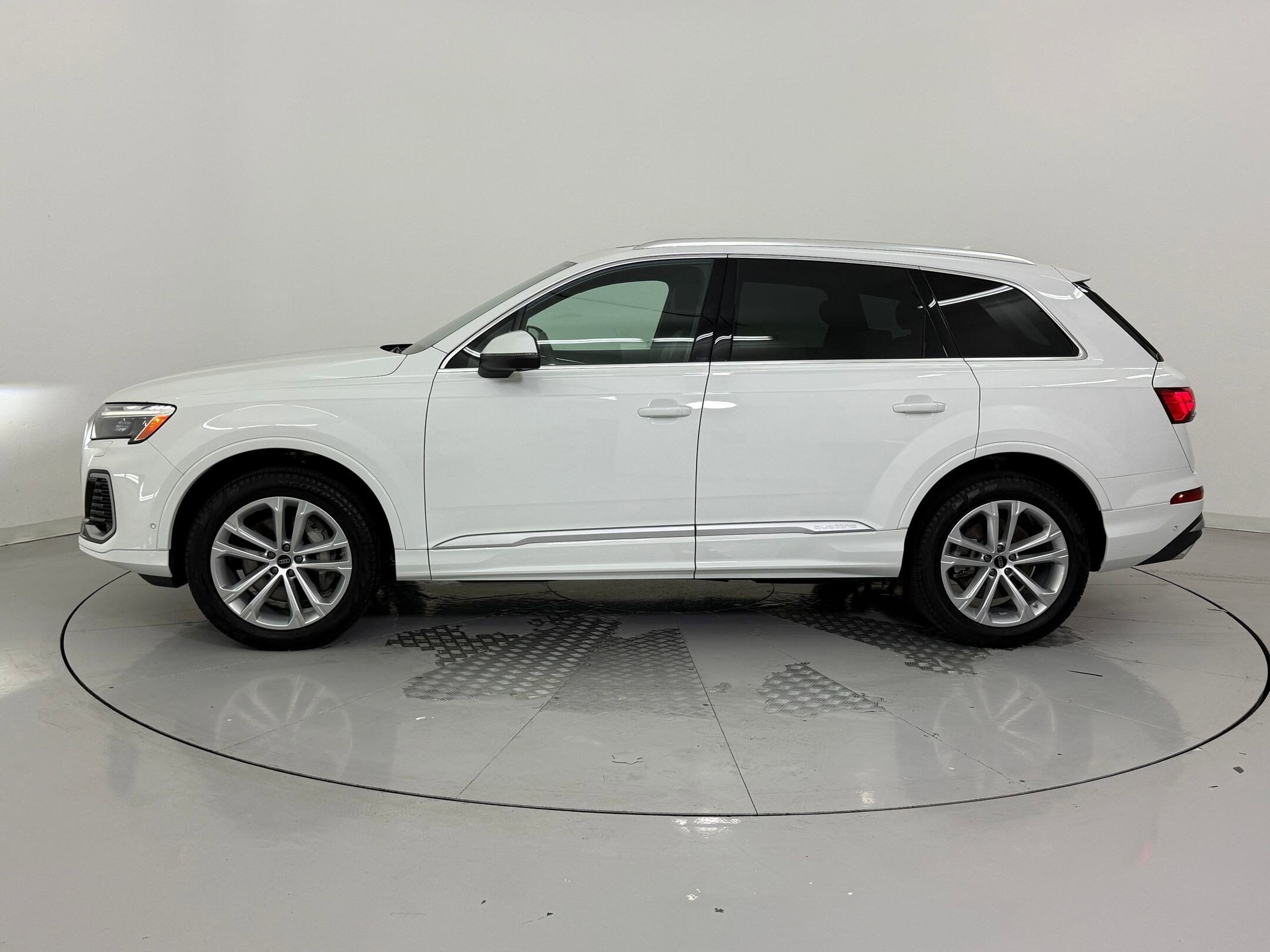 2025 Audi Q7 Premium photo 2
