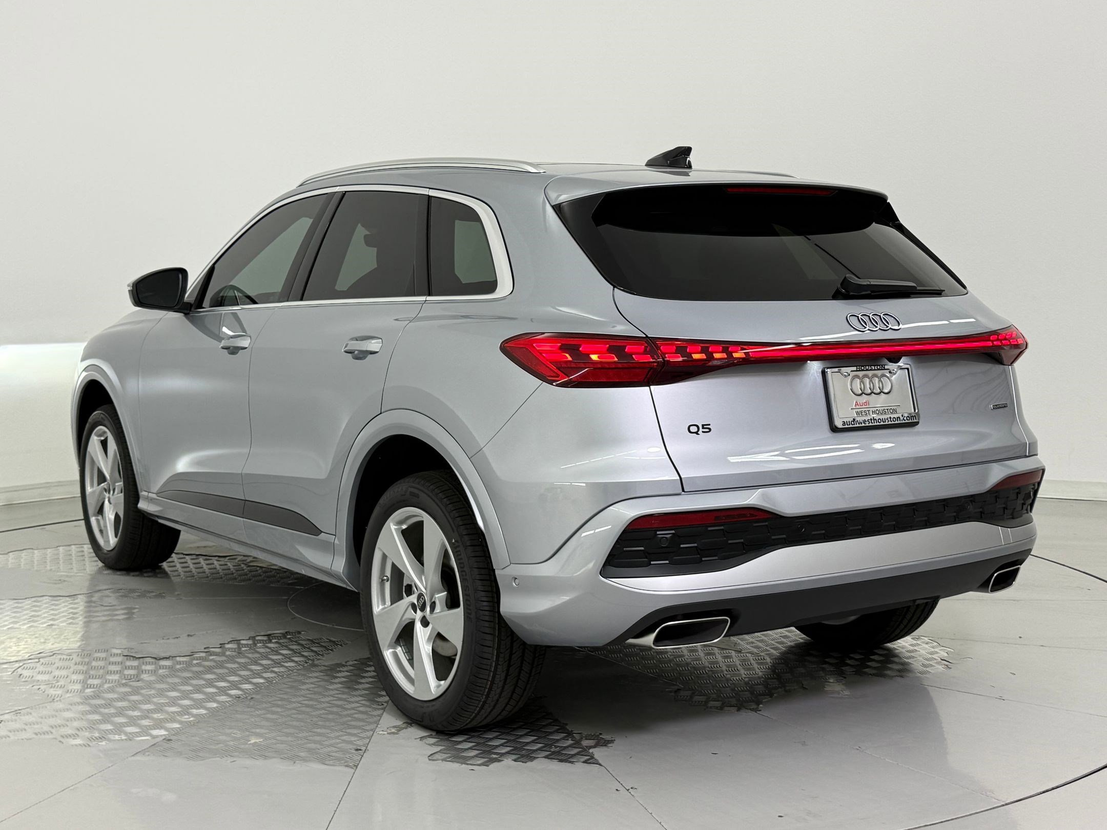 2025 Audi Q5 2.0T Premium Plus photo 3