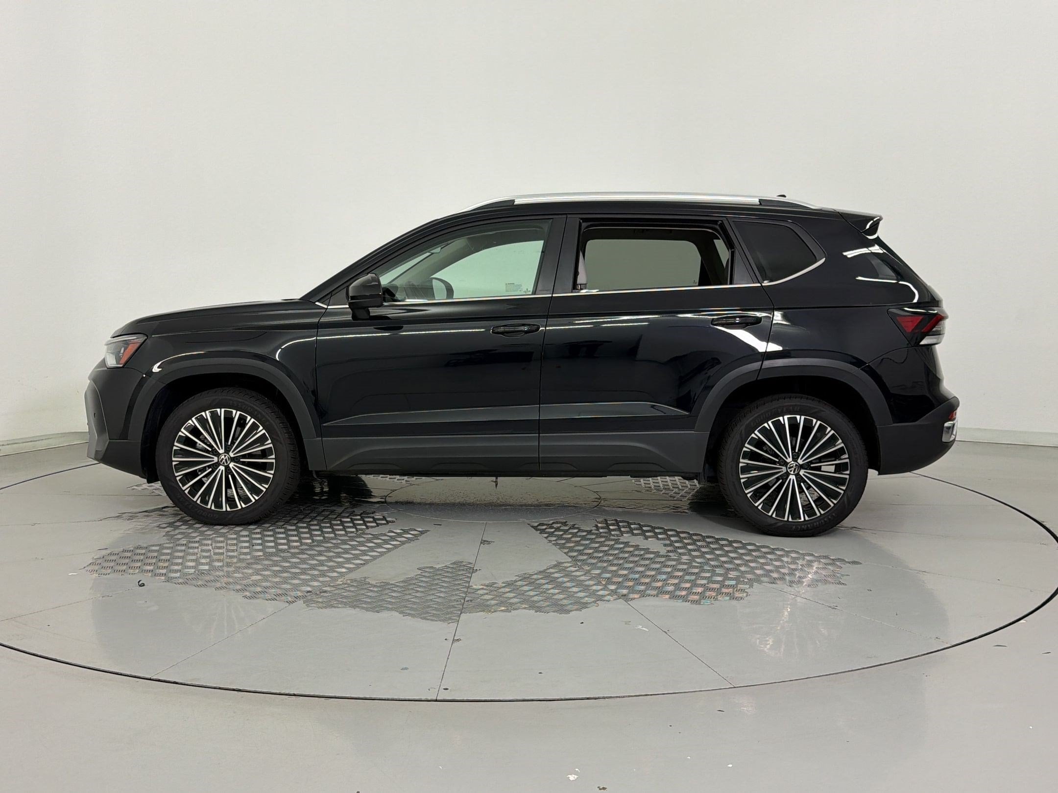Taos SE SUV